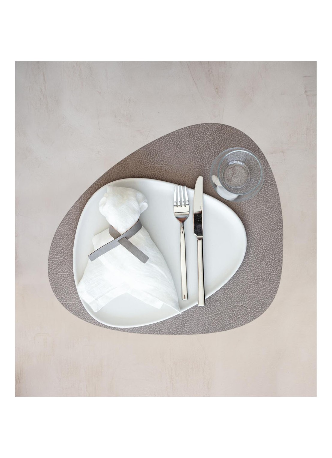 LIND DNA Curve placemat van  leer 37 x 44 cm  - voorkant 2 donkerbeige