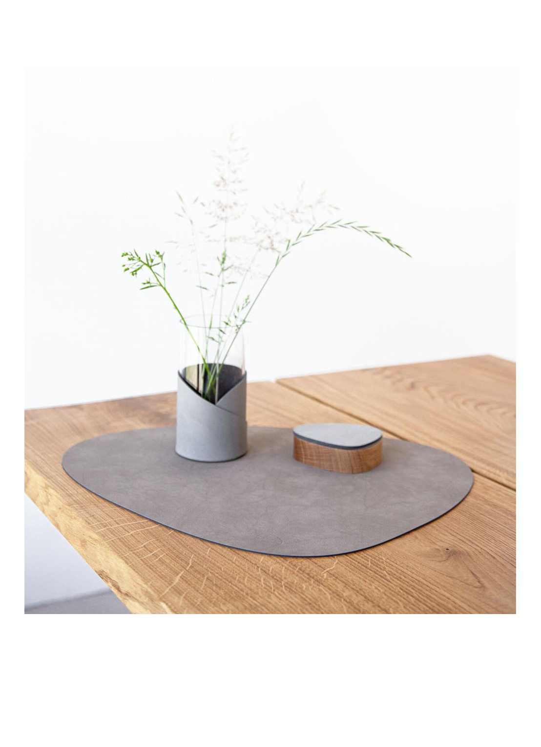 LIND DNA Curve placemat van  leer 37 x 44 cm  - achterkant 4 zand
