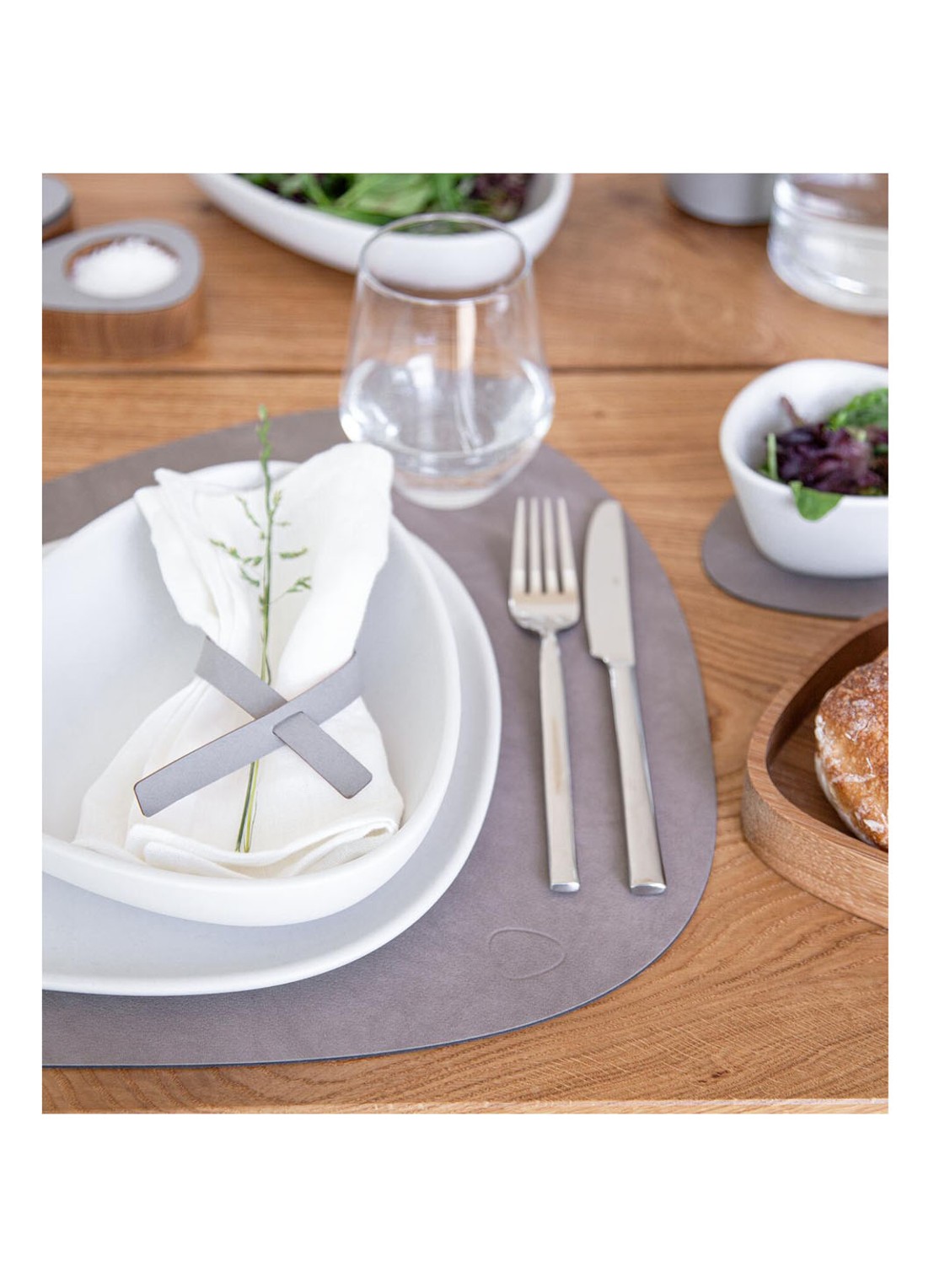 LIND DNA Curve placemat van  leer 37 x 44 cm  - detail zand