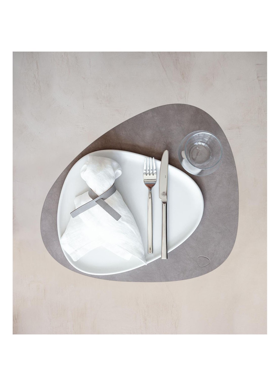 LIND DNA Curve placemat van  leer 37 x 44 cm  - voorkant 3 zand