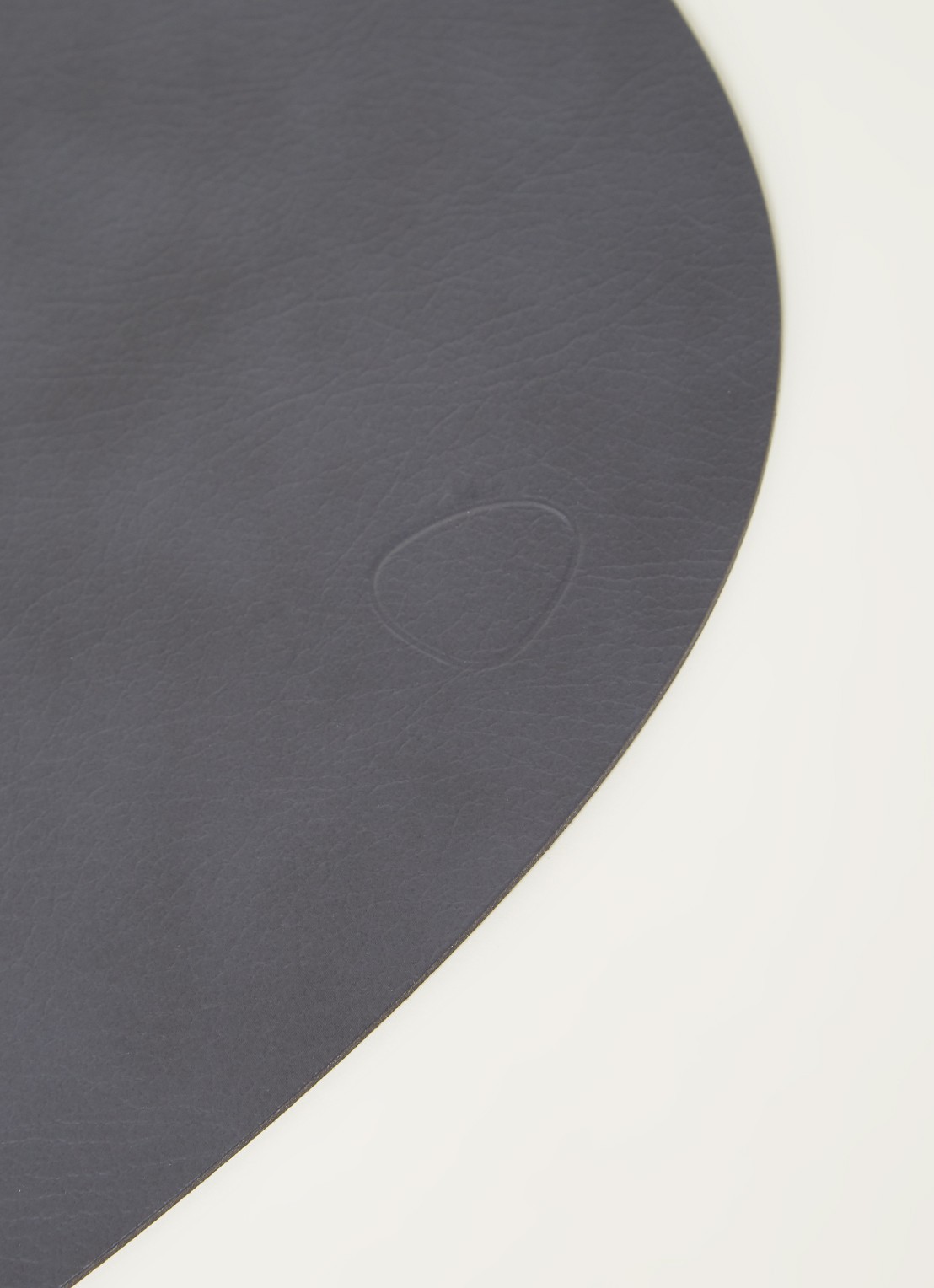 LIND DNA Curve reversible placemat van leer 37 x 44 cm - detail grijs