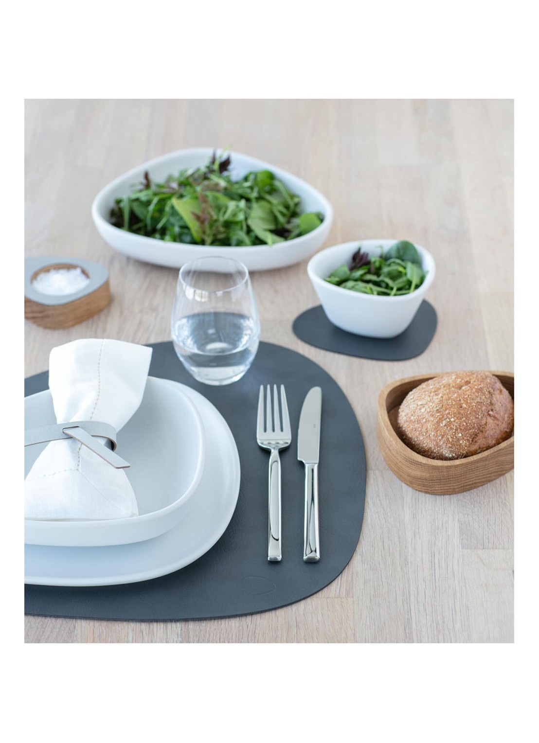 LIND DNA Curve reversible placemat van leer 37 x 44 cm - detail 3 grijs