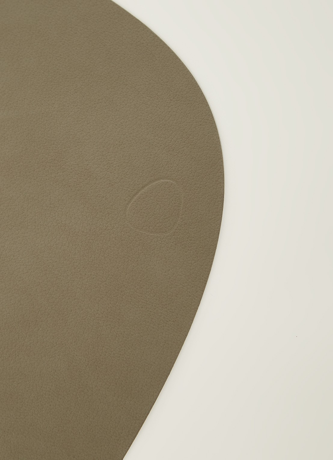 LIND DNA Curve reversible placemat van leer 37 x 44 cm - detail olijfgroen