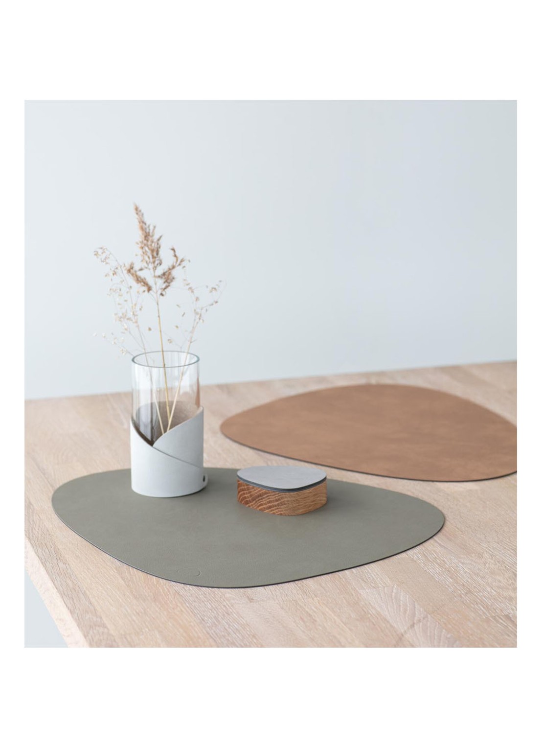 LIND DNA Curve reversible placemat van leer 37 x 44 cm - detail 2 olijfgroen