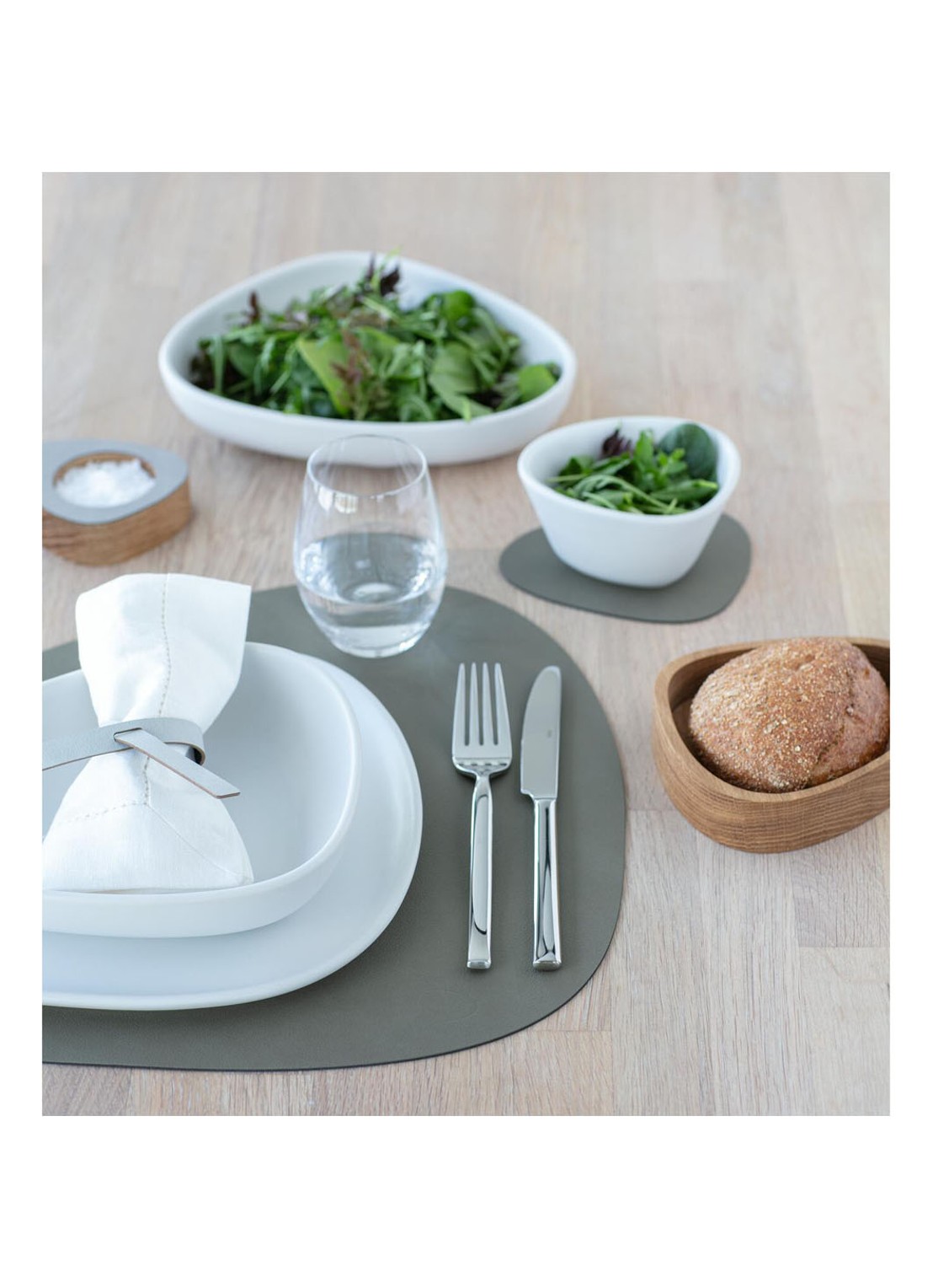 LIND DNA Curve reversible placemat van leer 37 x 44 cm - detail 3 olijfgroen