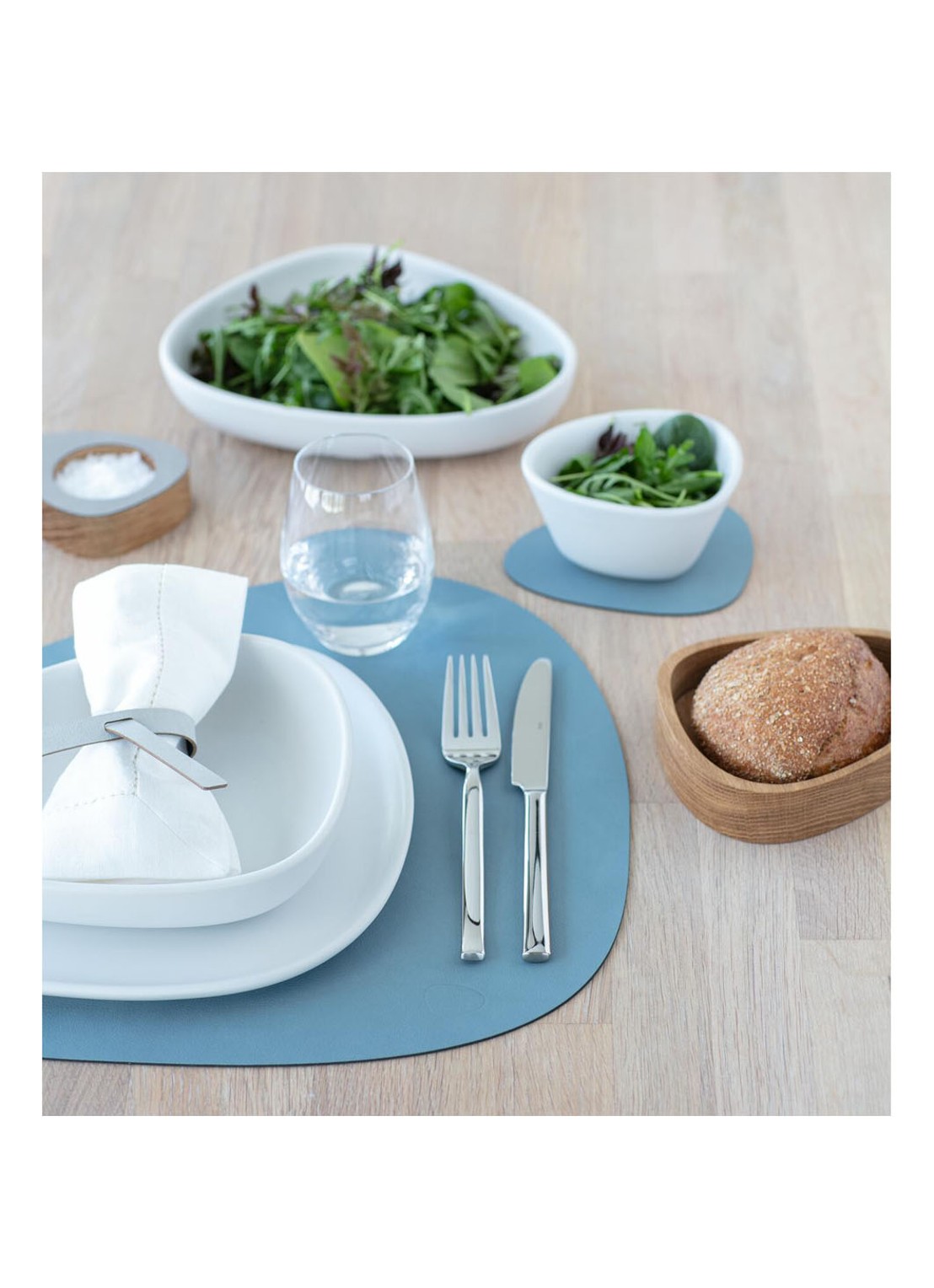 LIND DNA Curve reversible placemat van leer 37 x 44 cm - detail lichtblauw