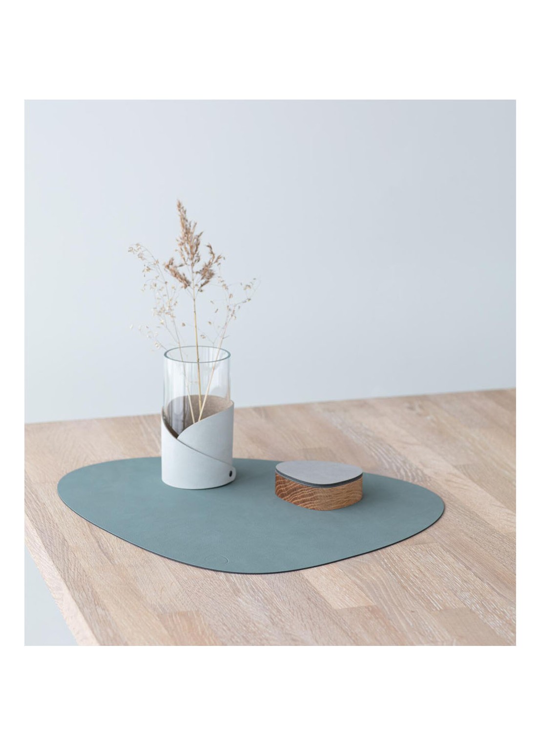 LIND DNA Giftset Curve L placemat en onderzetter van  leer set van 8 - achterkant 3 groen