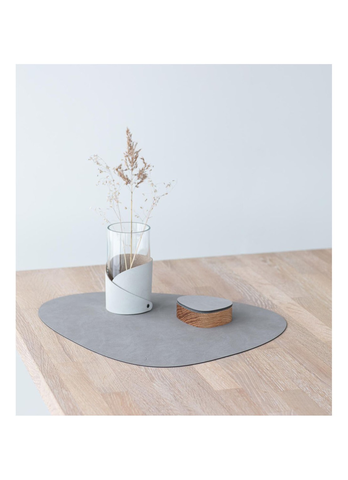 LIND DNA Giftset Curve L placemat en onderzetter van  leer set van 8  - achterkant lichtgrijs