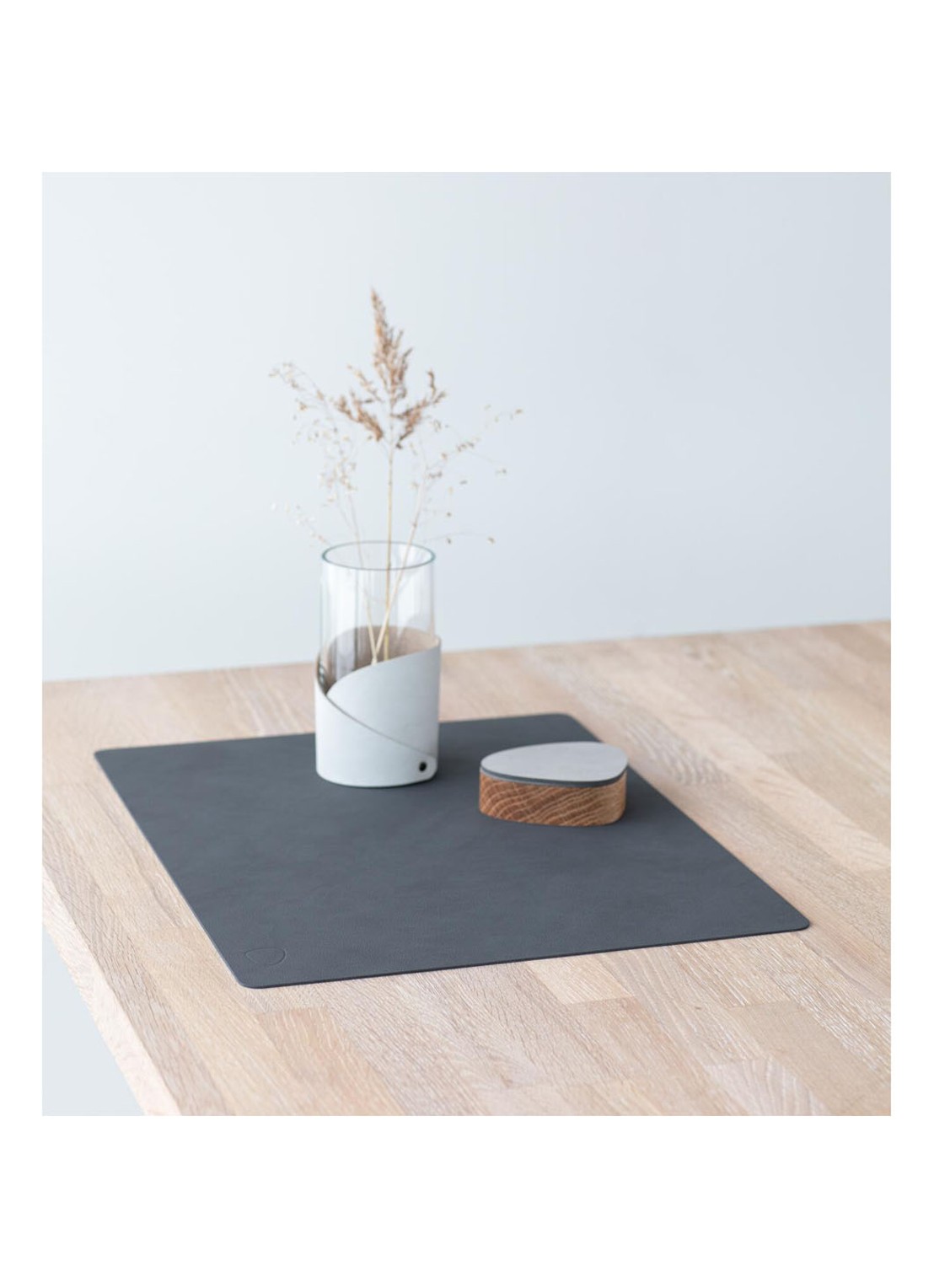LIND DNA Giftset Square L placemat en onderzetter van  leer set van 8  - achterkant antraciet
