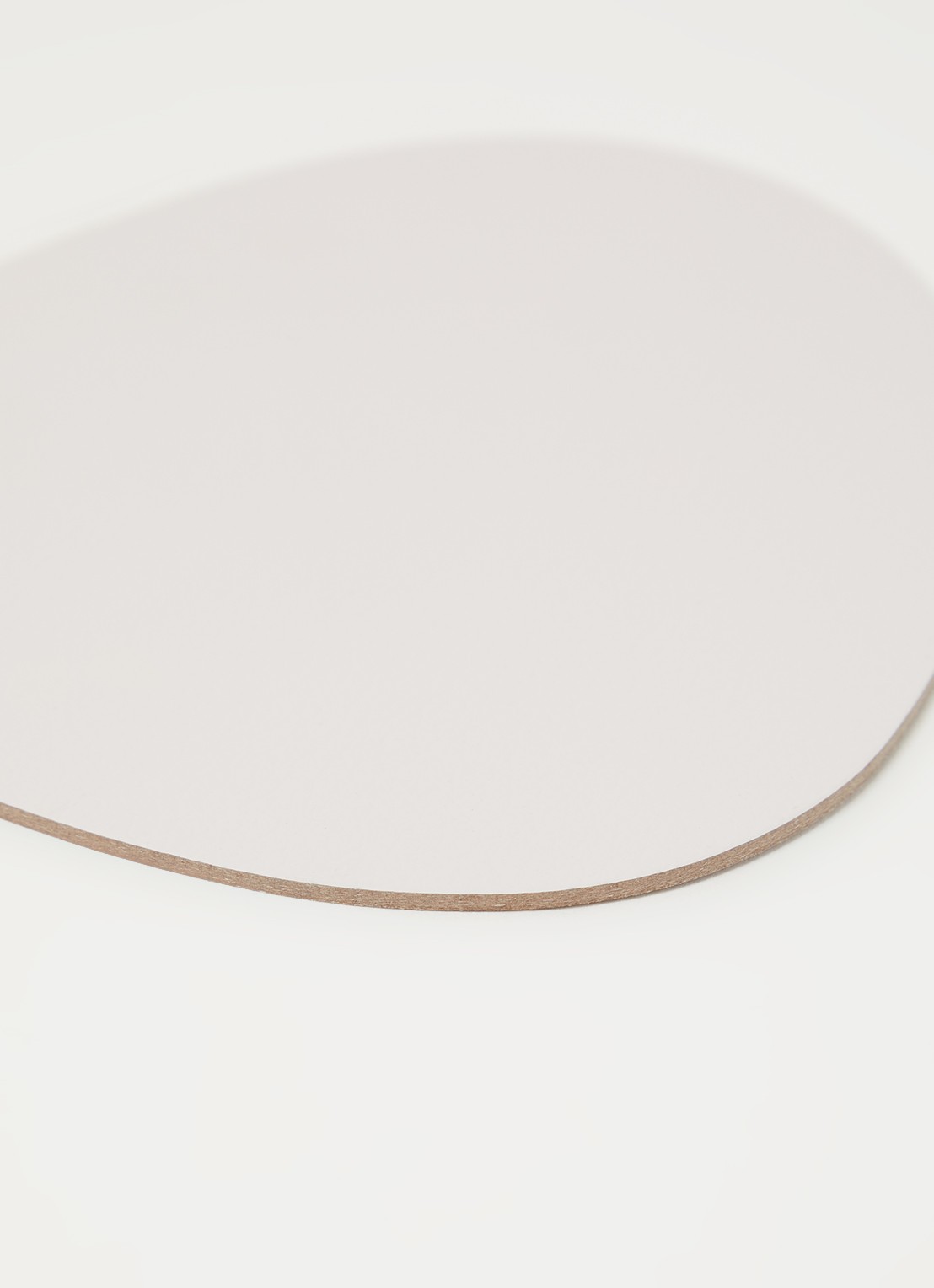 LIND DNA Glass Mat Curve onderzetter van leer  - detail beige