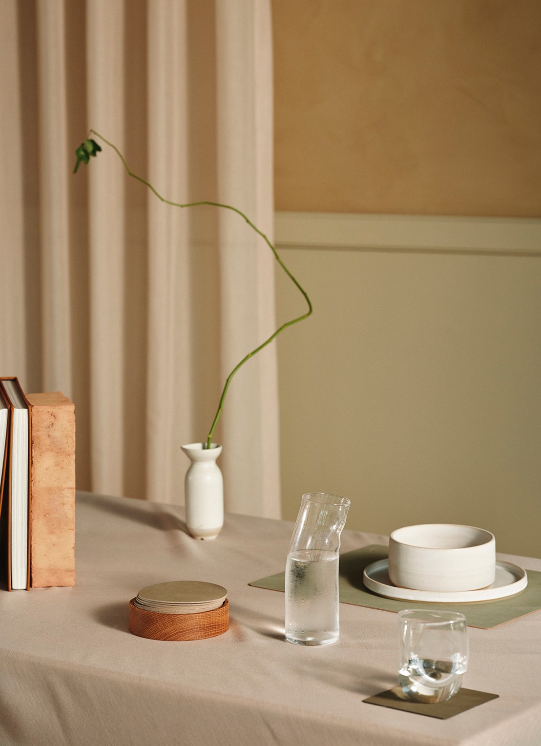 LIND DNA Onderzetter houder van hout - voorkant 3 beige
