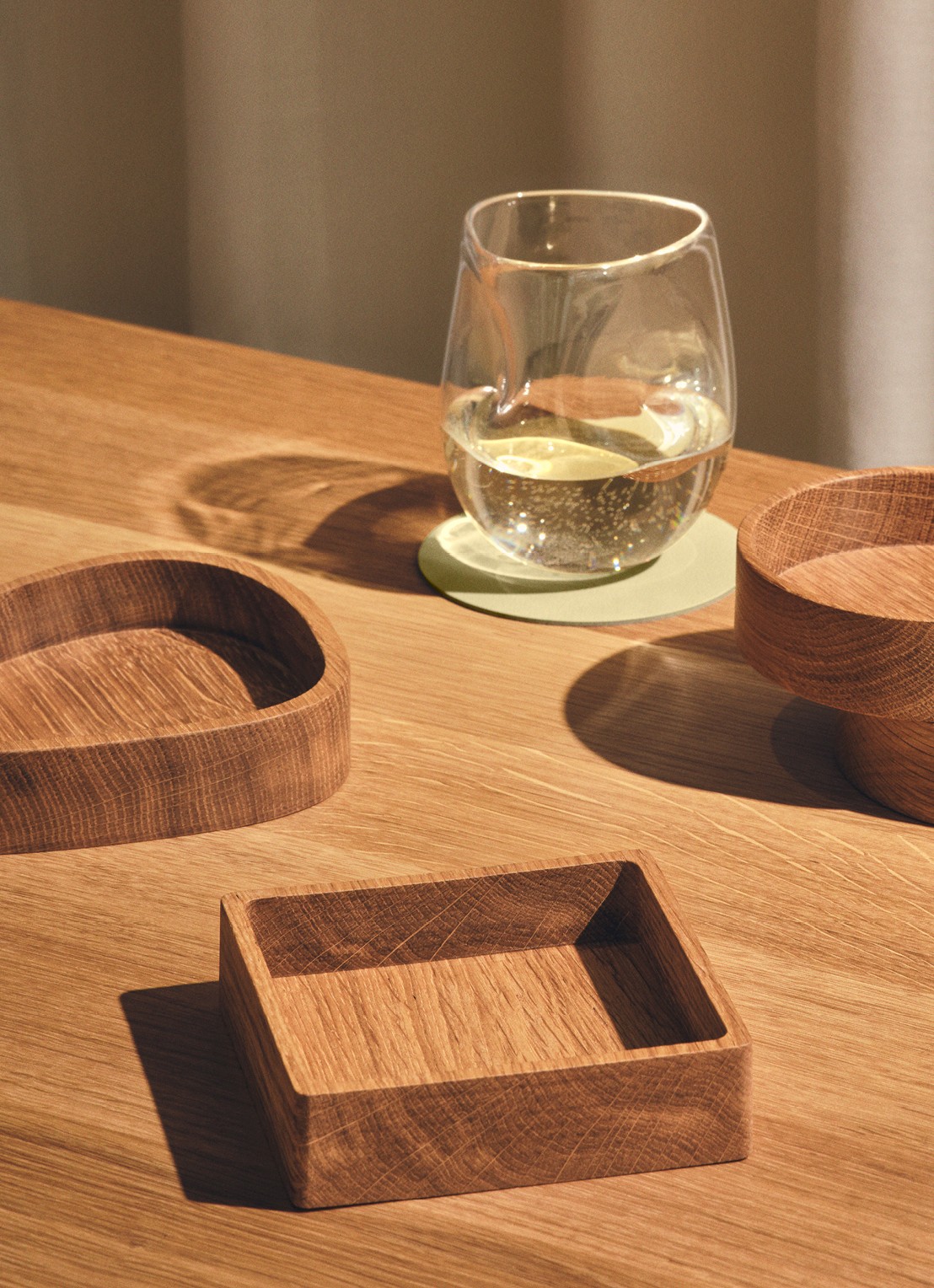 LIND DNA Onderzetter houder van hout - voorkant 2 beige