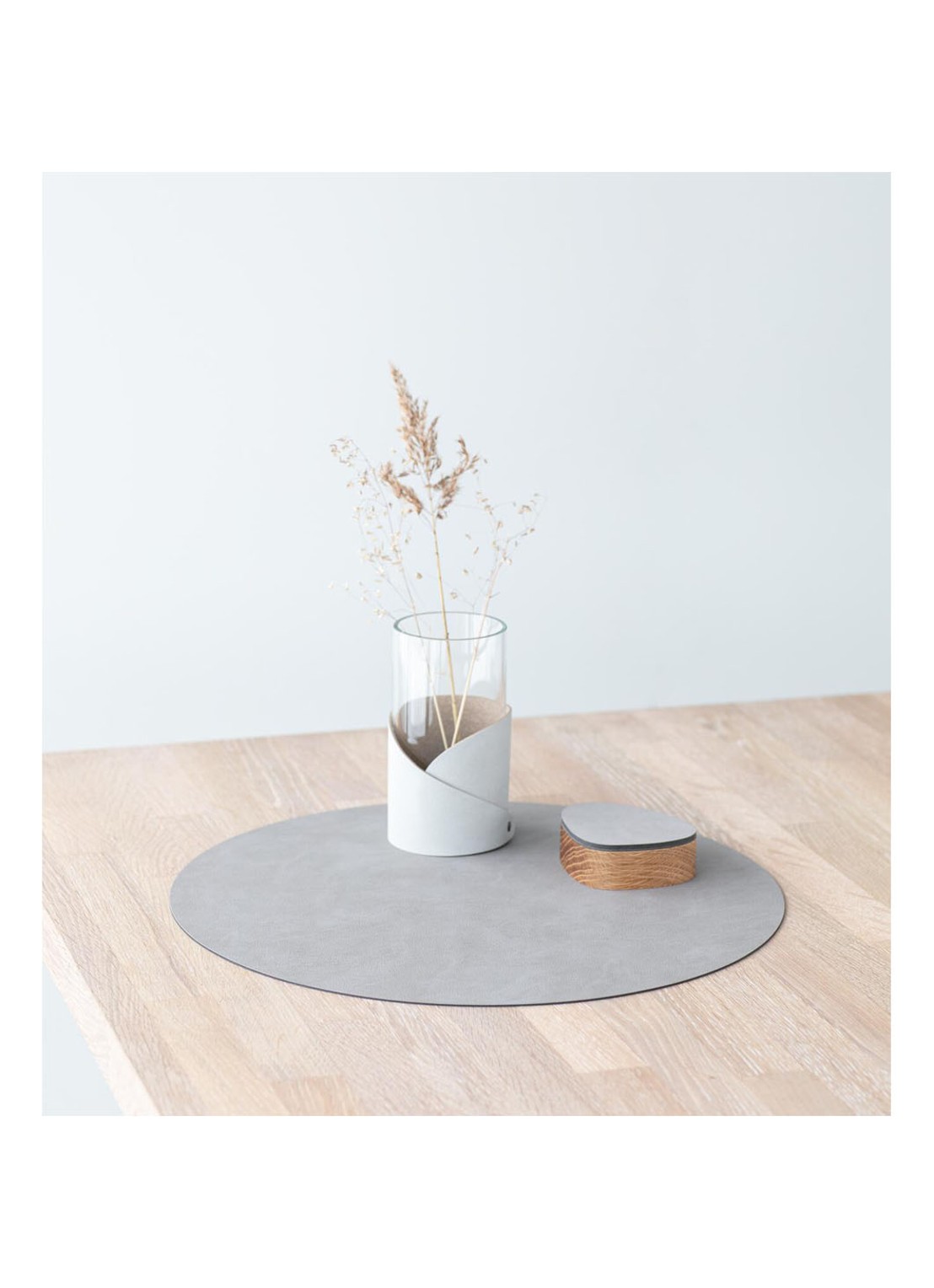 LIND DNA Table Mat Circle placemat van  leer 40 cm - detail 3 grijs