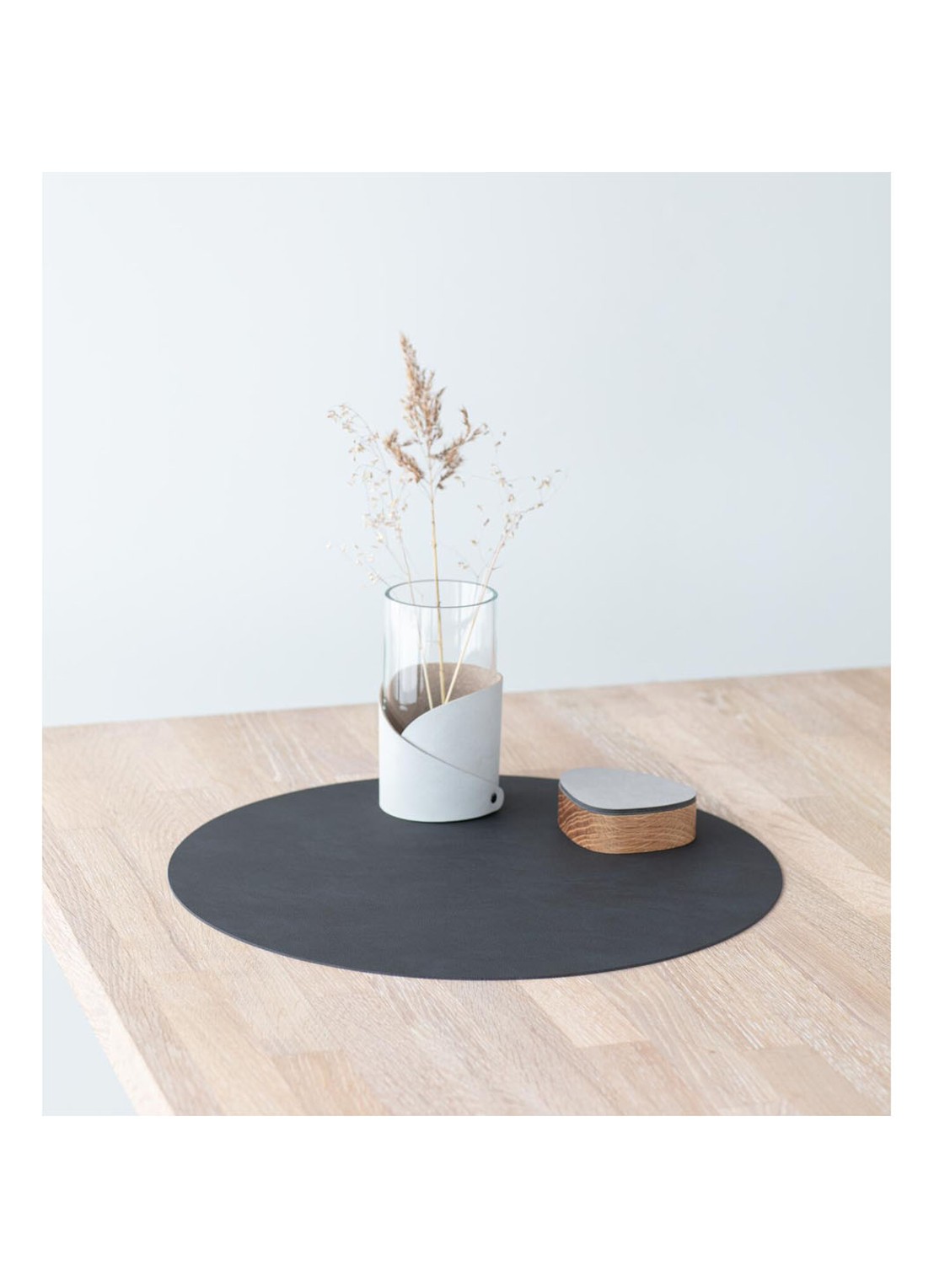 LIND DNA Table Mat Circle placemat van  leer 40 cm - achterkant 4 zwart