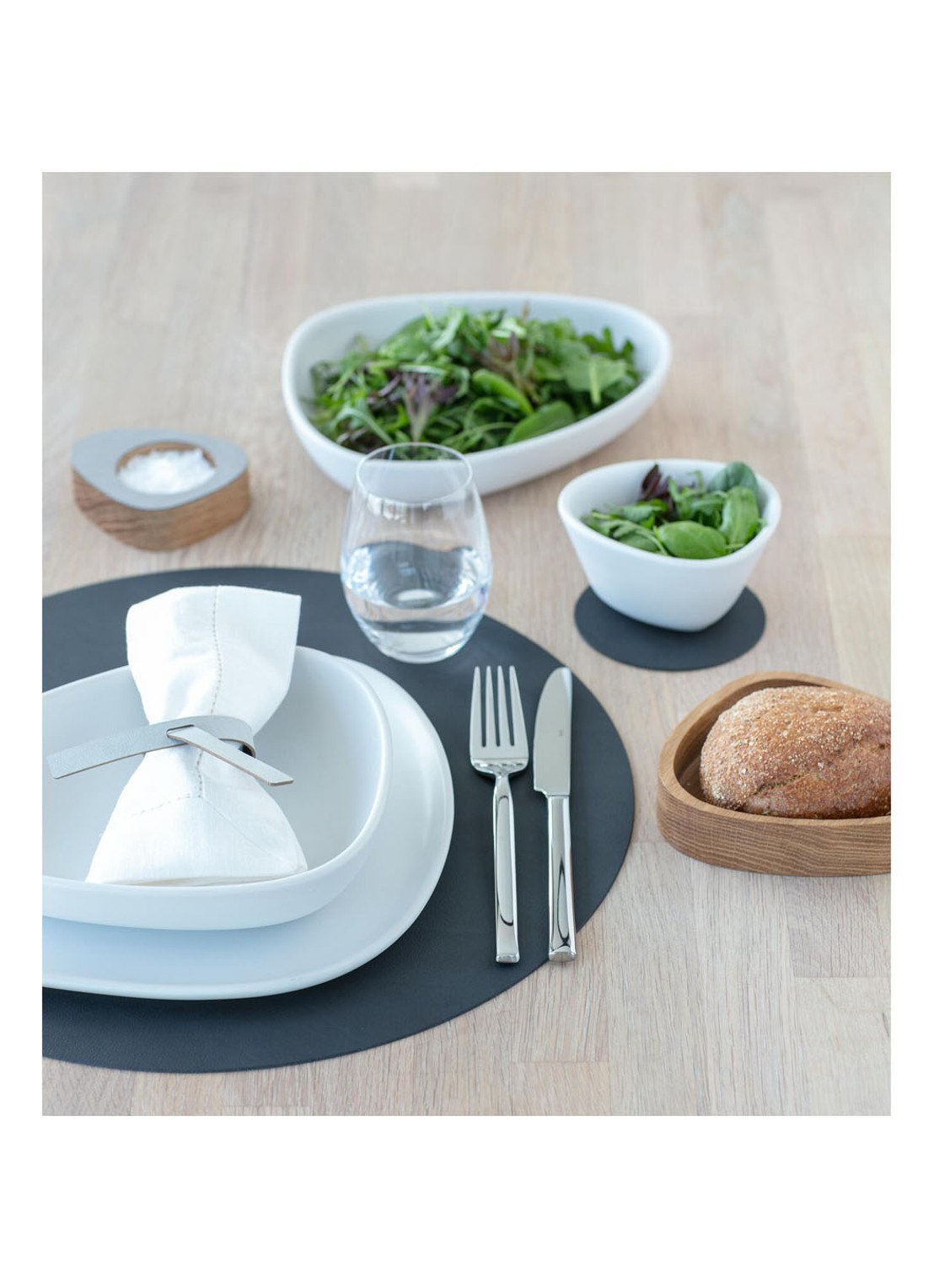 LIND DNA Table Mat Circle placemat van  leer 40 cm - detail 3 zwart