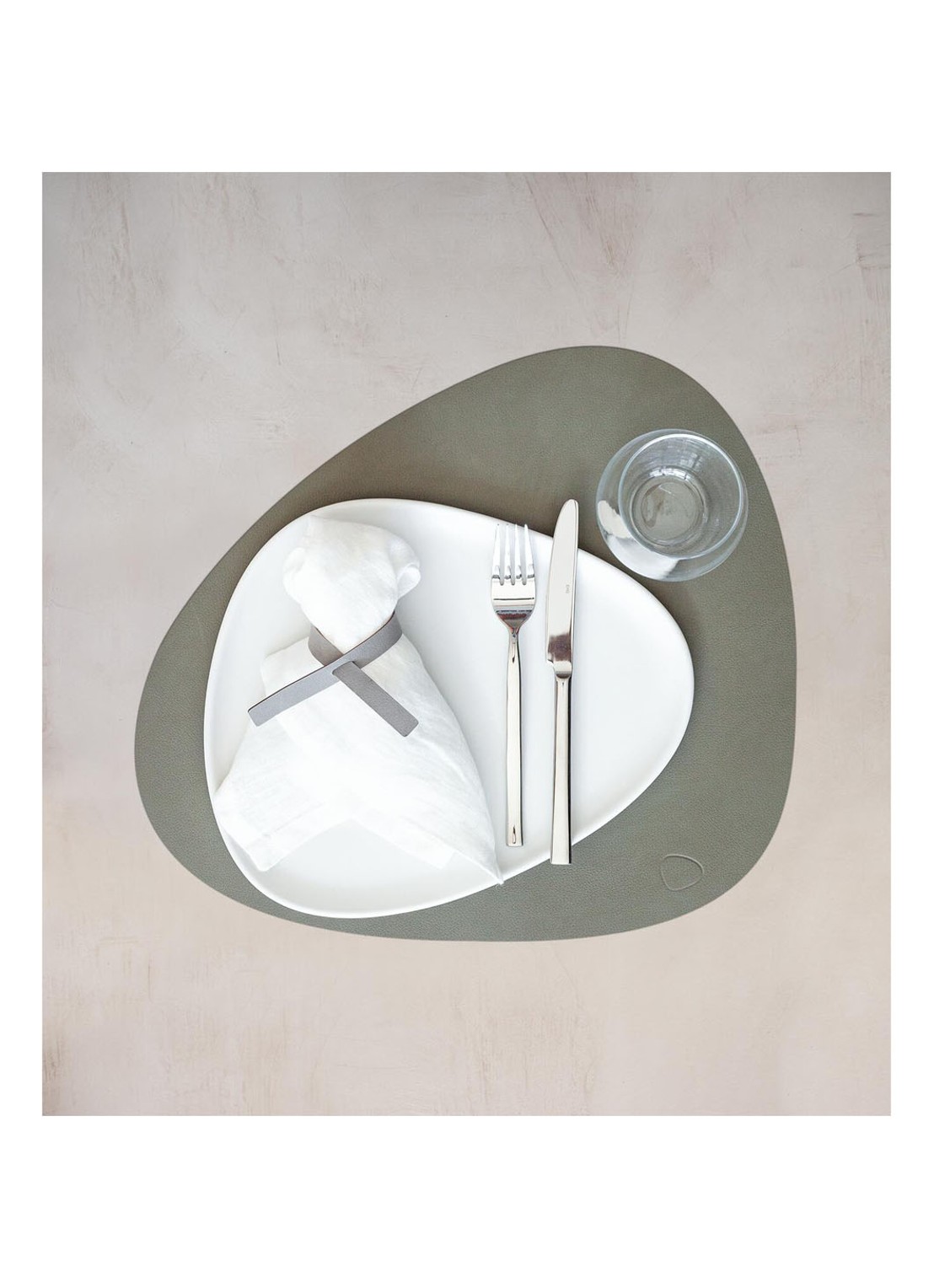 LIND DNA Table Mat Curve placemat van leer 37 x 44 cm - voorkant 2 legergroen