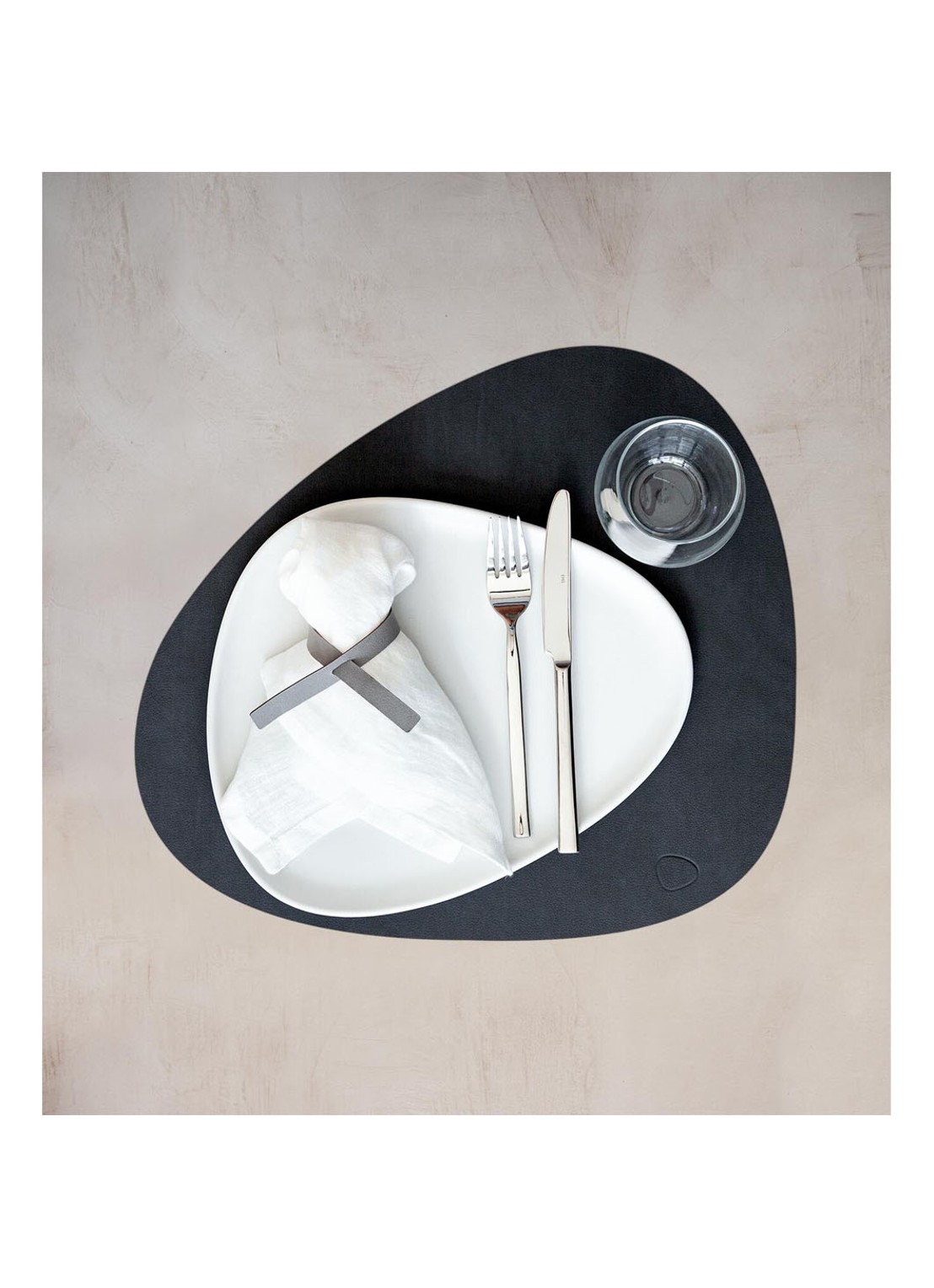 LIND DNA Table Mat Curve placemat van leer 37 x 44 cm - voorkant 4 zwart