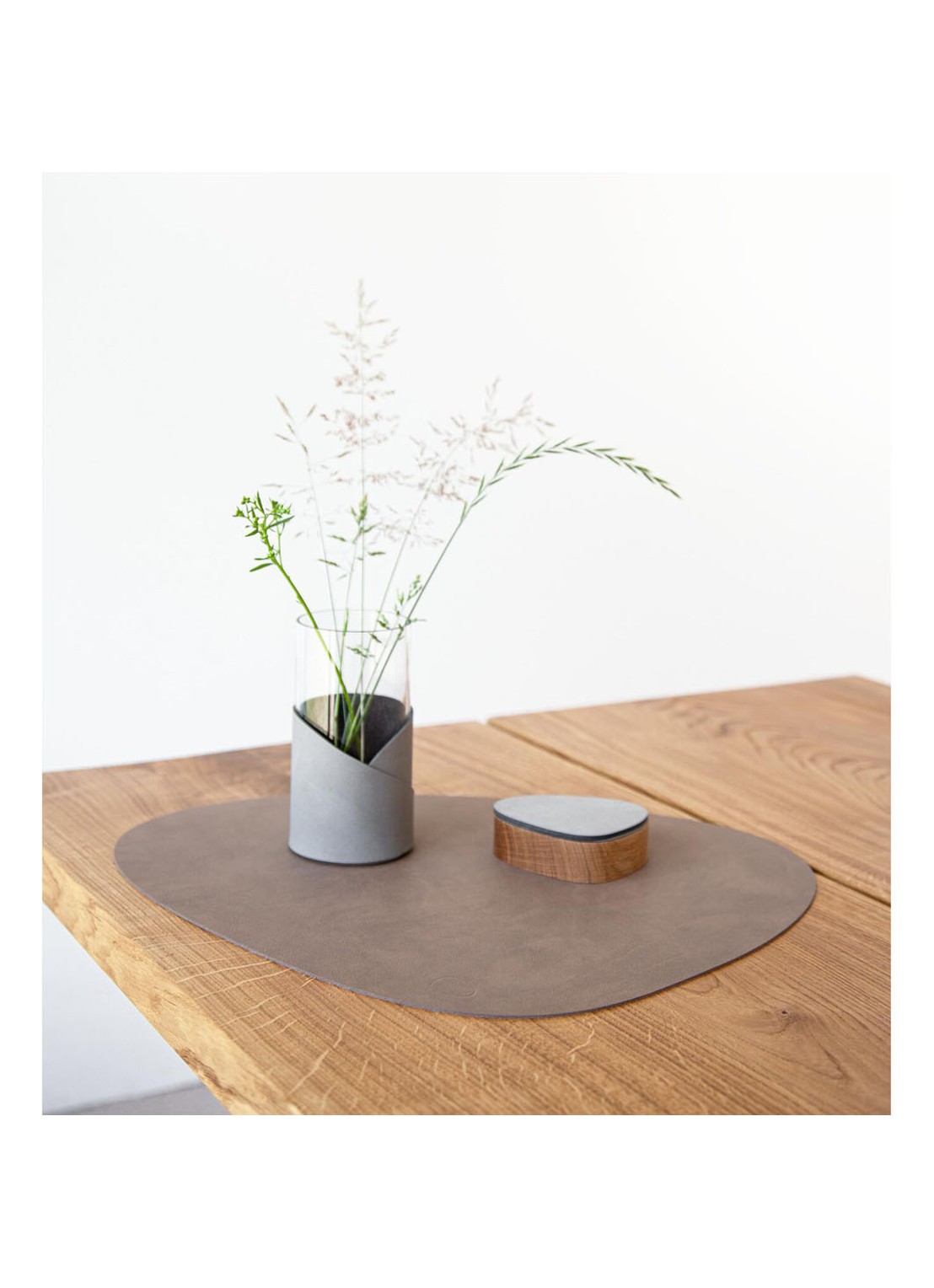 LIND DNA  Table Mat Curve placemat van leer 37 x 44 cm - detail 3 donkerbruin