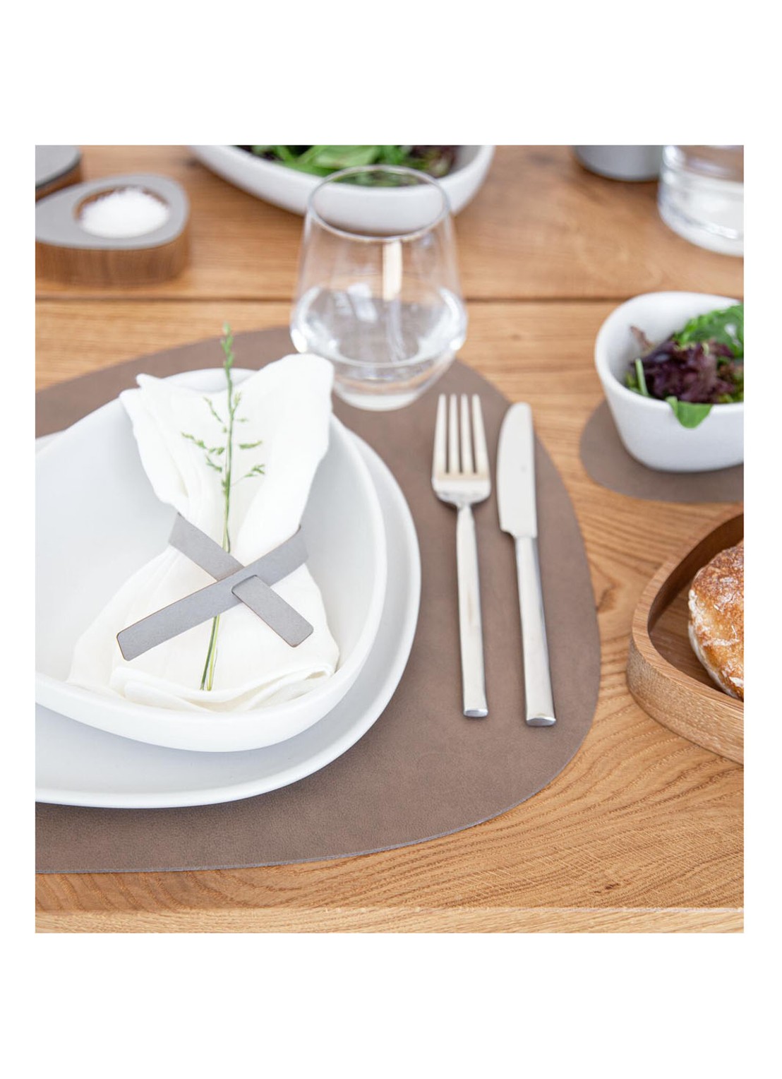 LIND DNA  Table Mat Curve placemat van leer 37 x 44 cm - detail 4 donkerbruin