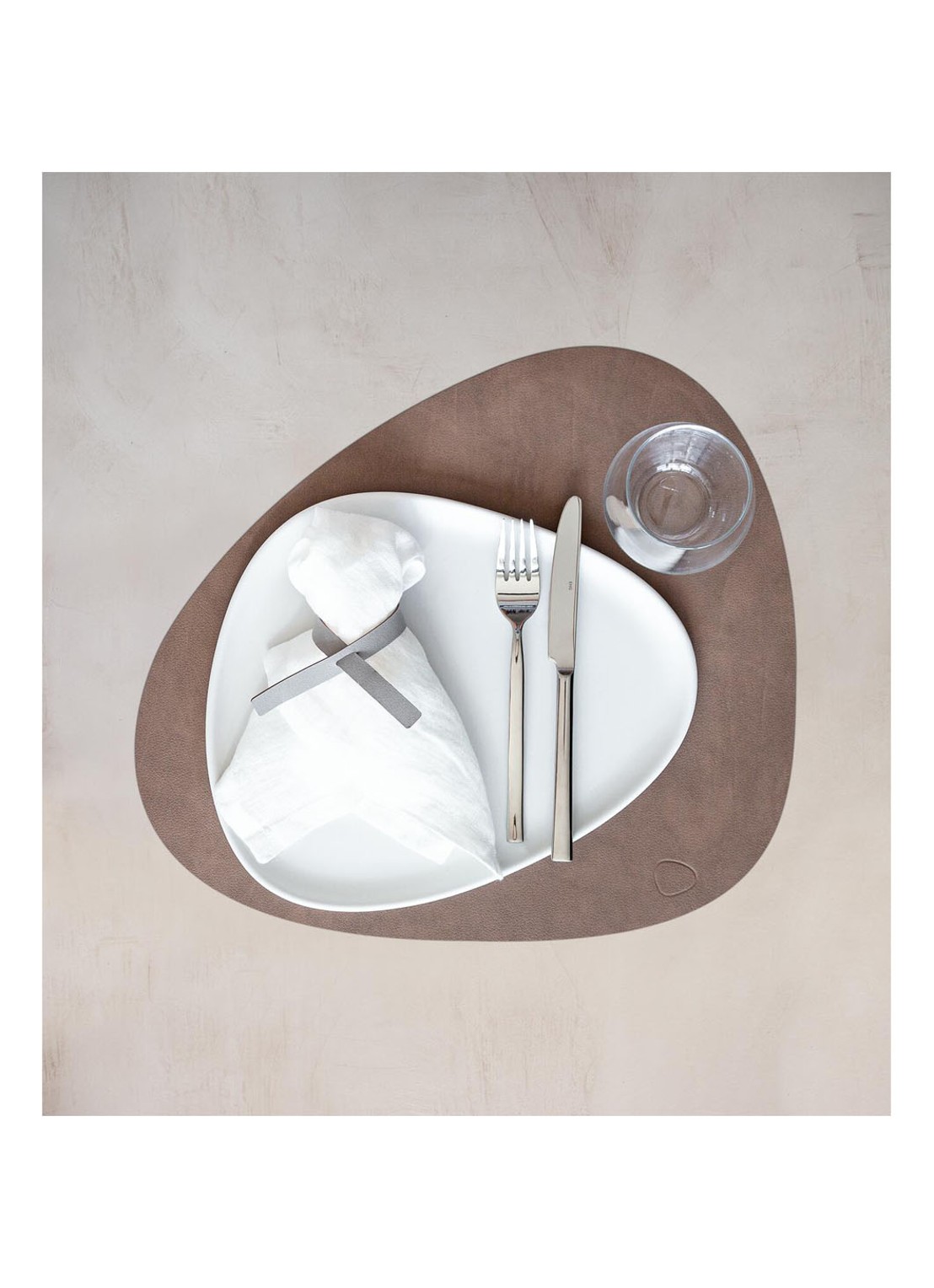 LIND DNA  Table Mat Curve placemat van leer 37 x 44 cm - voorkant 2 donkerbruin