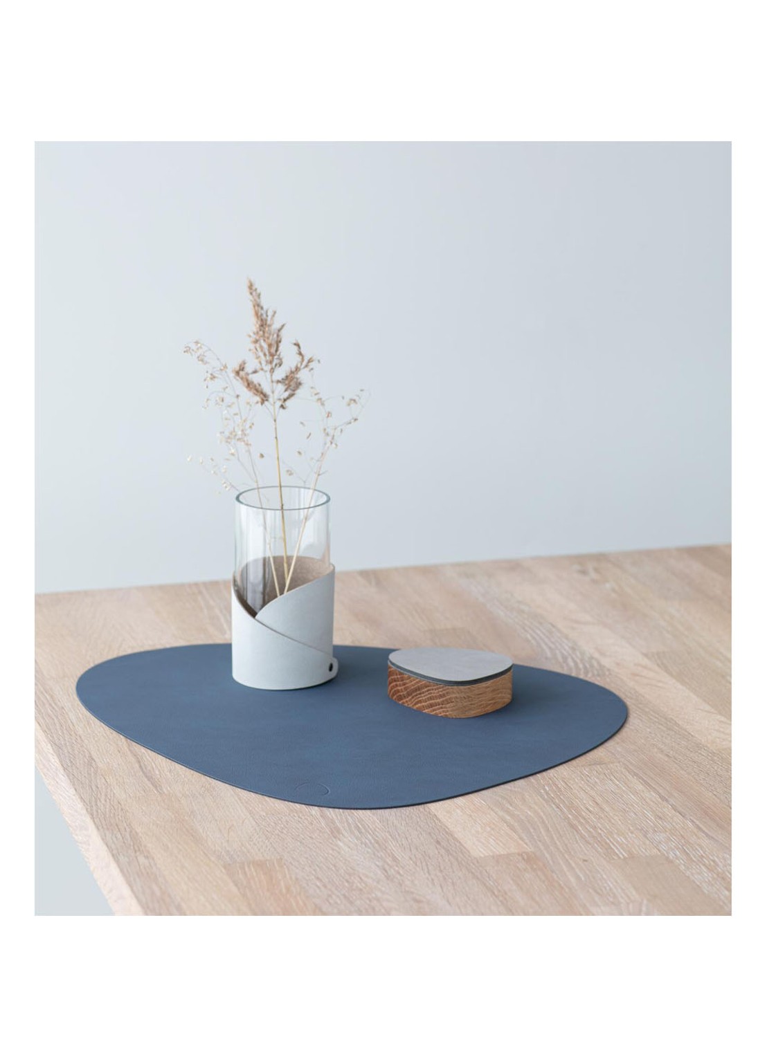 LIND DNA Table Mat Curve placemat van leer 37 x 44 cm - detail 3 donkerblauw
