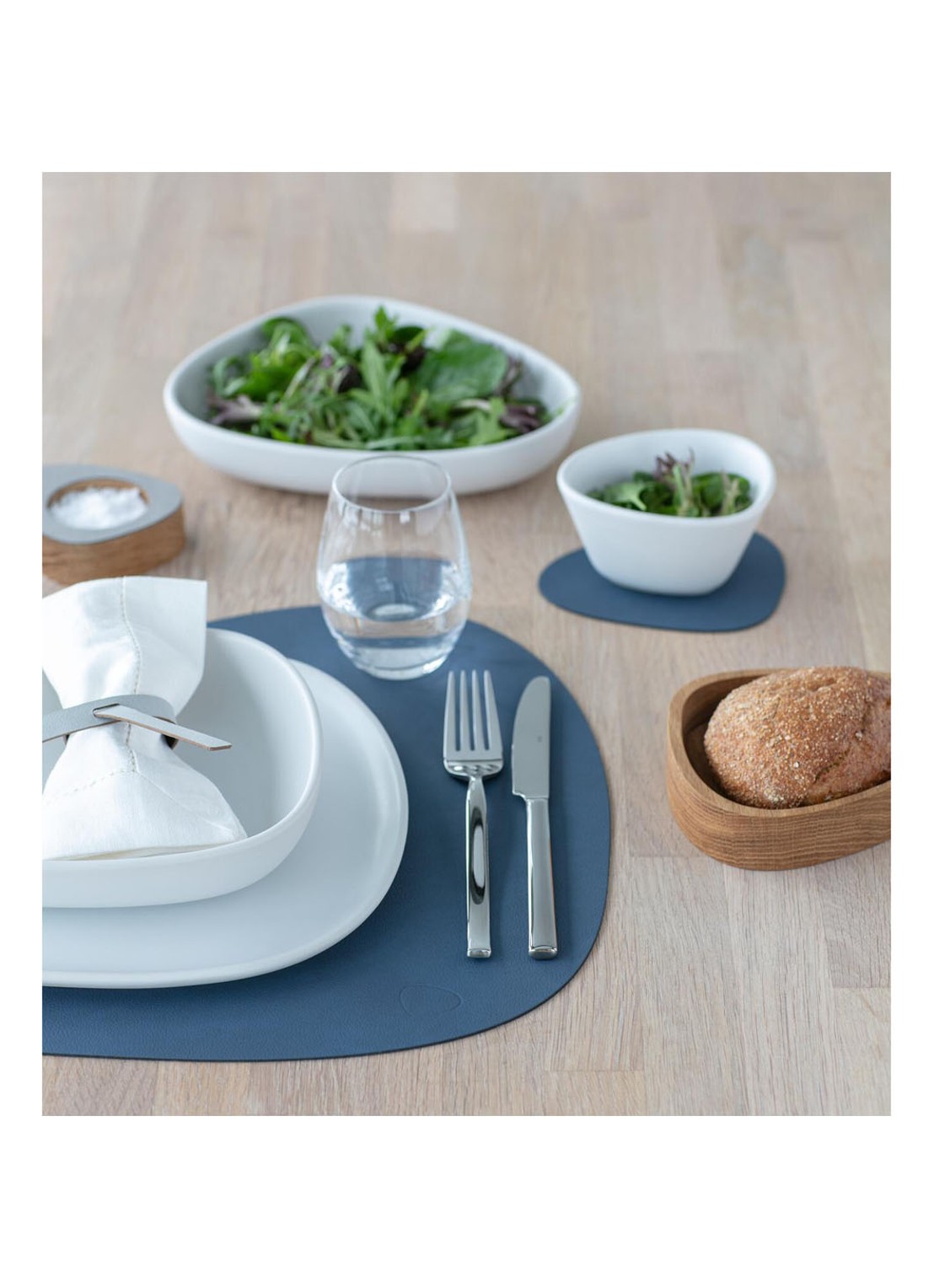 LIND DNA Table Mat Curve placemat van leer 37 x 44 cm - detail 4 donkerblauw