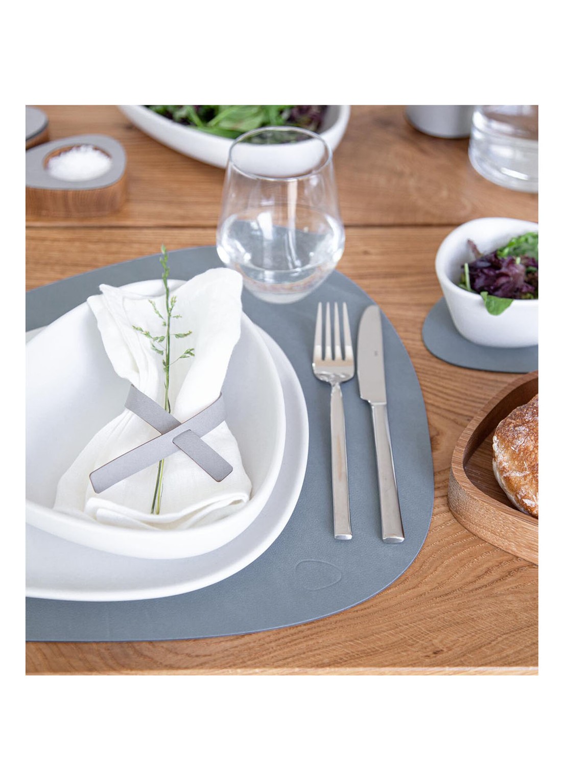 LIND DNA Table Mat Curve placemat van leer 37 x 44 cm - detail 4 blauwgrijs
