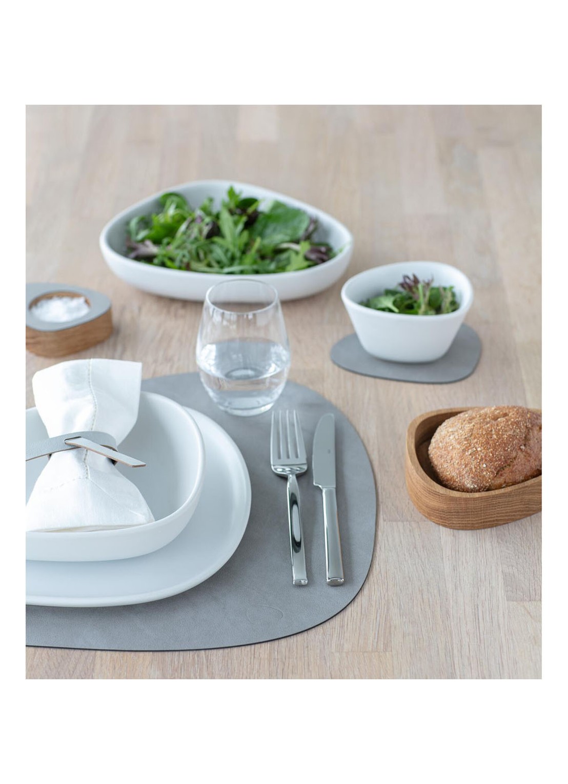 LIND DNA Table Mat Curve placemat van leer 37 x 44 cm - detail 4 taupe