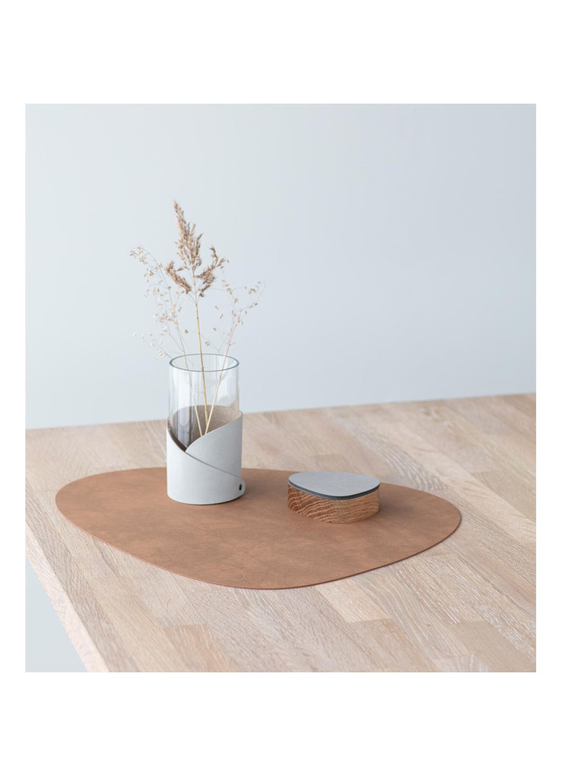LIND DNA Table Mat Curve placemat van leer 37 x 44 cm - detail 3 bruin