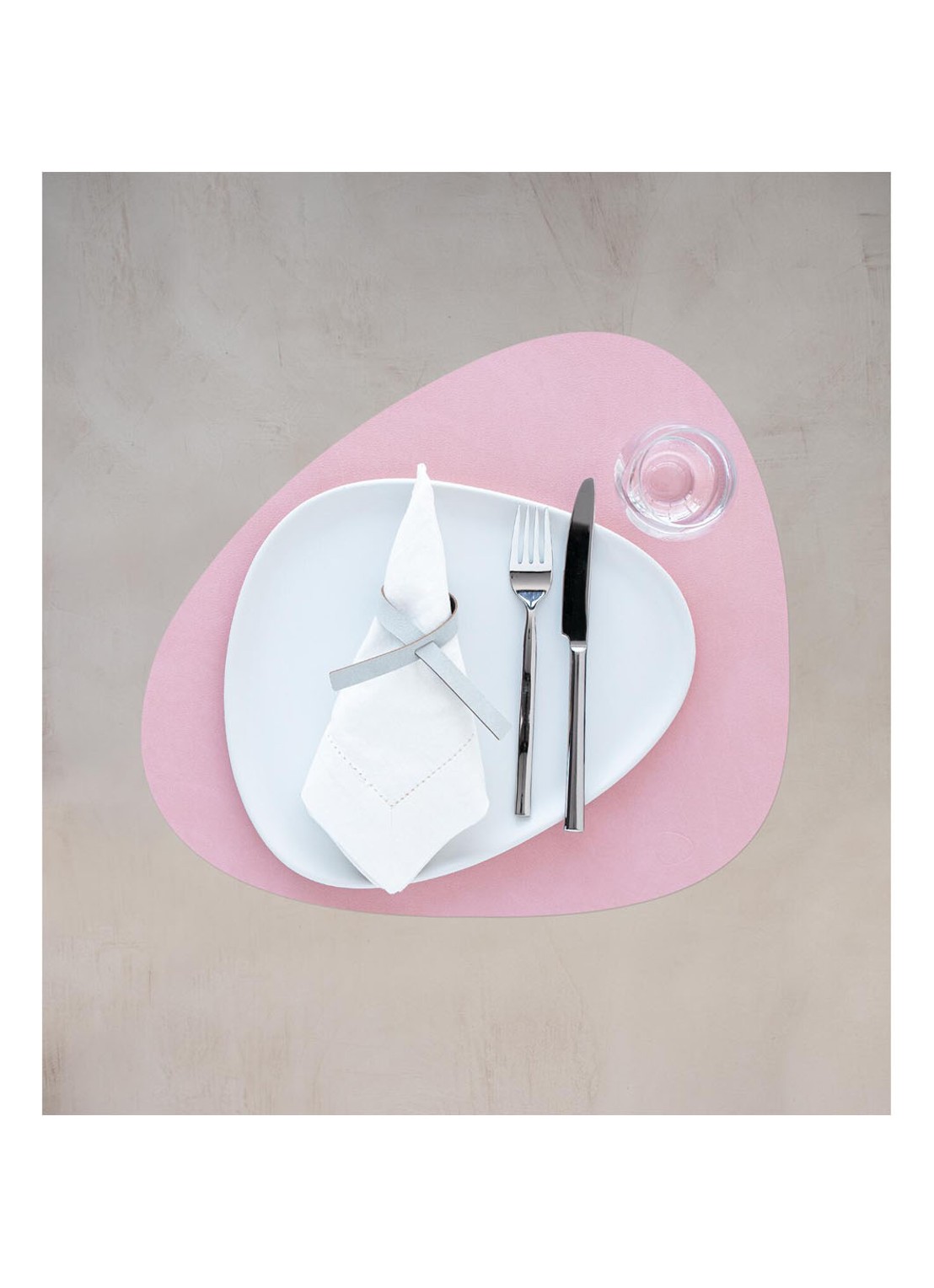 LIND DNA Table Mat Curve placemat van leer 37 x 44 cm - voorkant 4 lichtroze