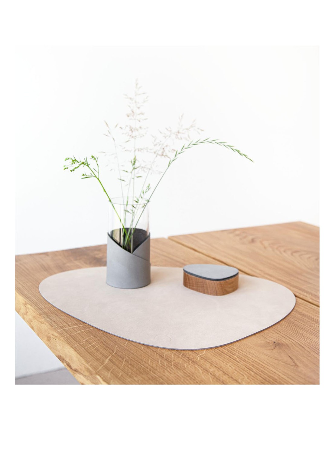 LIND DNA  Table Mat Curve placemat van leer 37 x 44 cm - detail 3 zand
