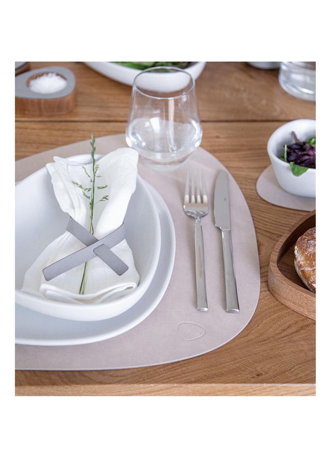 LIND DNA  Table Mat Curve placemat van leer 37 x 44 cm - detail 4 zand