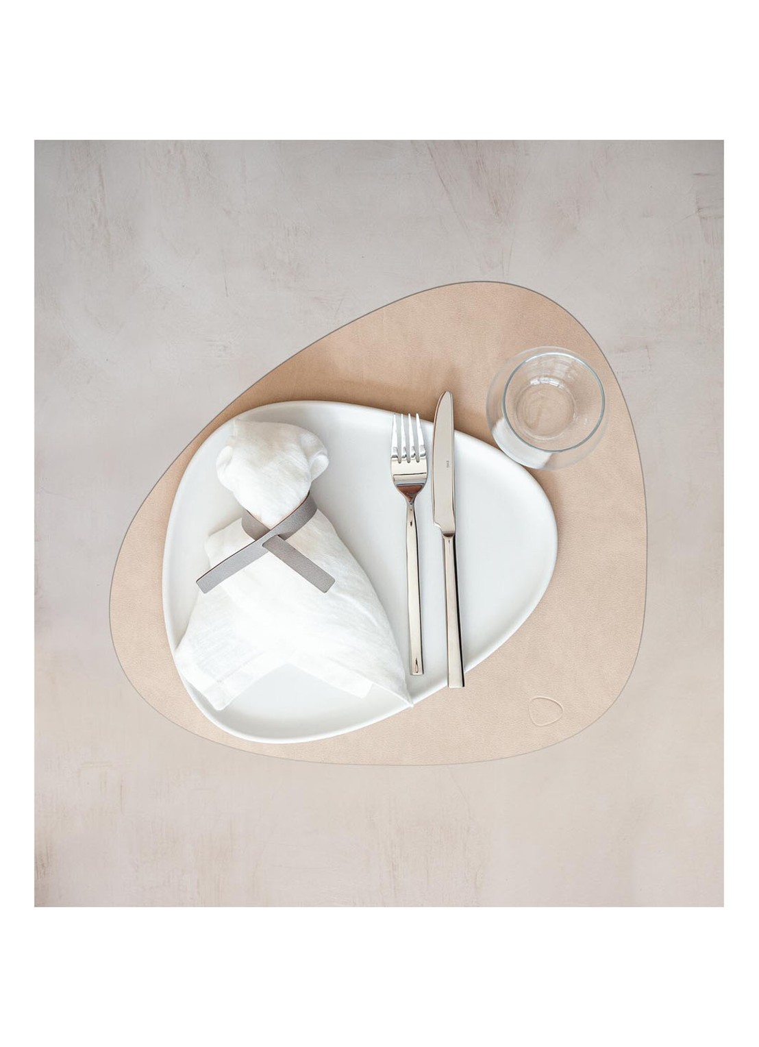 LIND DNA  Table Mat Curve placemat van leer 37 x 44 cm - voorkant 2 zand