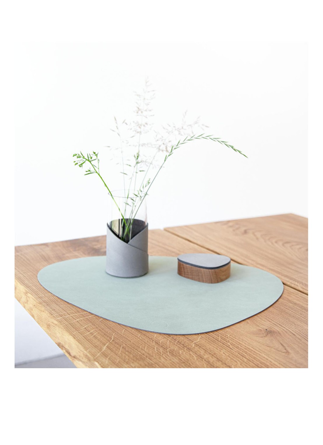 LIND DNA Table Mat Curve placemat van leer 37 x 44 cm - achterkant olijfgroen