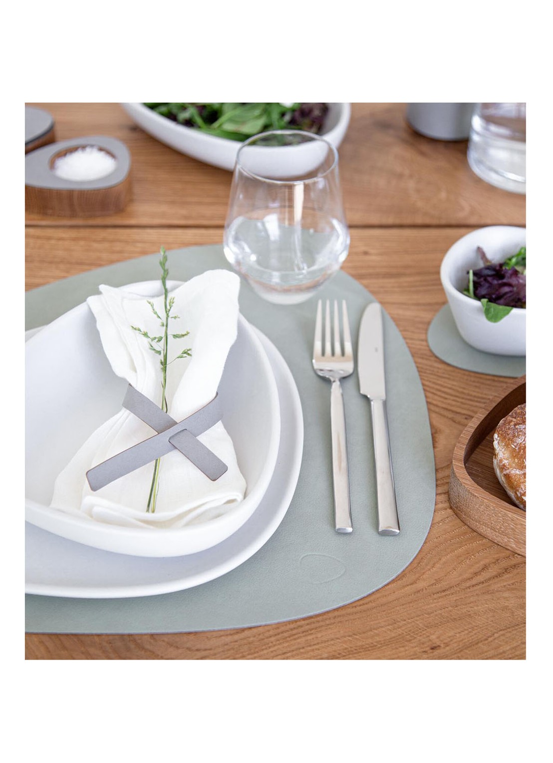 LIND DNA Table Mat Curve placemat van leer 37 x 44 cm - detail 4 olijfgroen