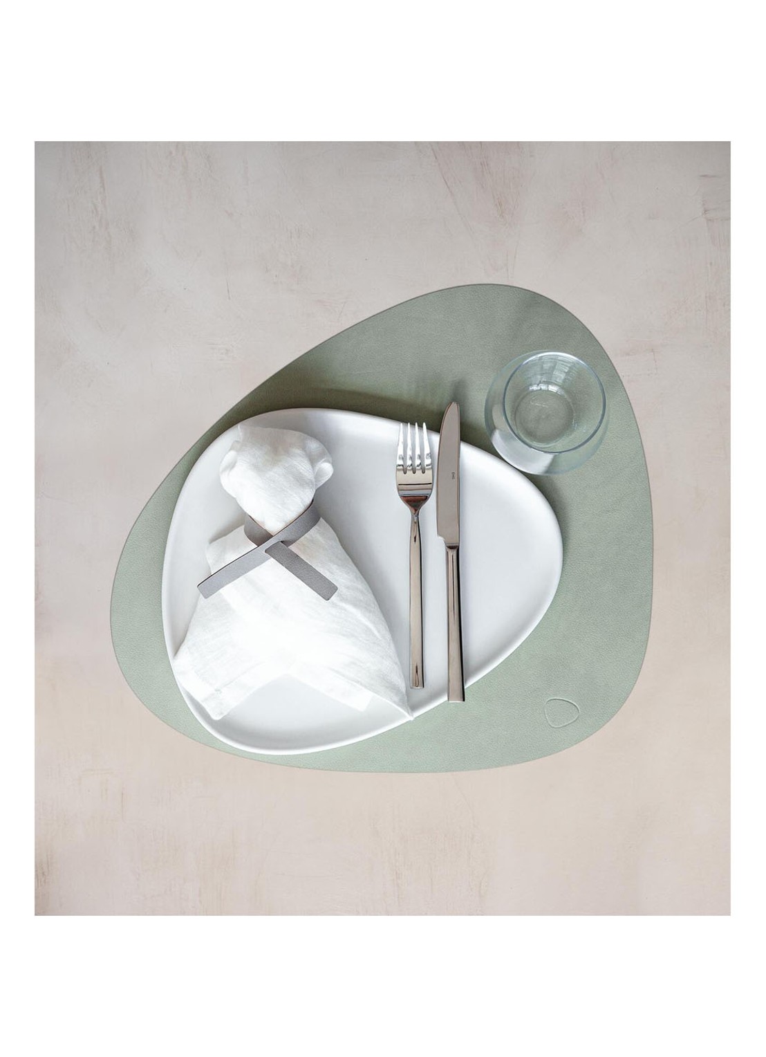 LIND DNA Table Mat Curve placemat van leer 37 x 44 cm - voorkant 3 olijfgroen