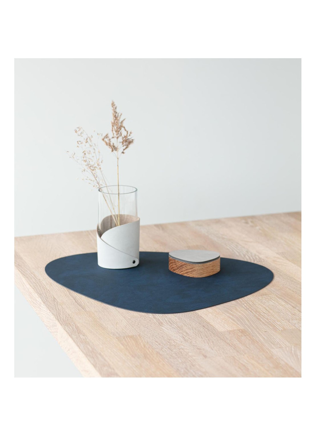 LIND DNA Table Mat Curve placemat van  leer 37 x 44 cm - achterkant donkerblauw
