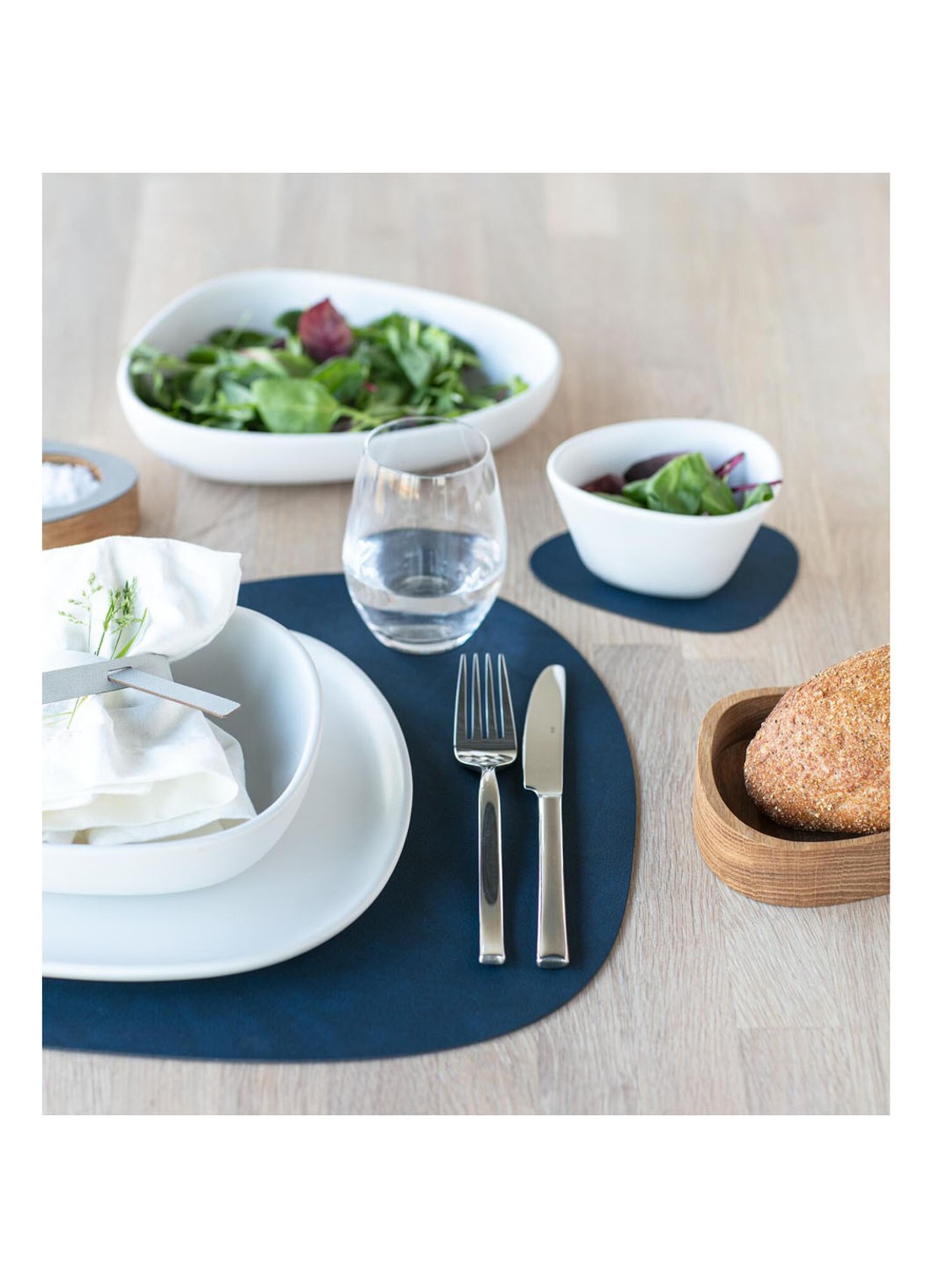 LIND DNA Table Mat Curve placemat van  leer 37 x 44 cm - detail 2 donkerblauw