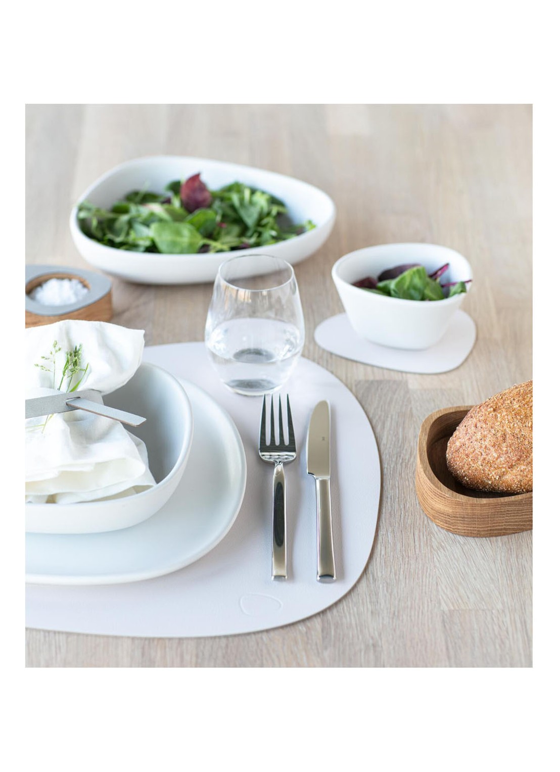 LIND DNA Table Mat Curve placemat van  leer 37 x 44 cm - detail 4 beige
