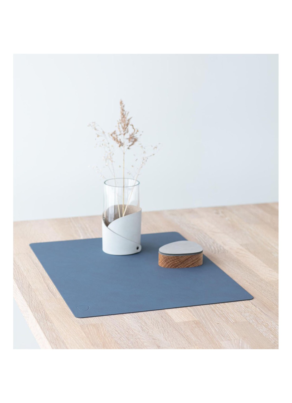 LIND DNA Table Mat placemat van leer 35 x 45 cm - detail donkerblauw