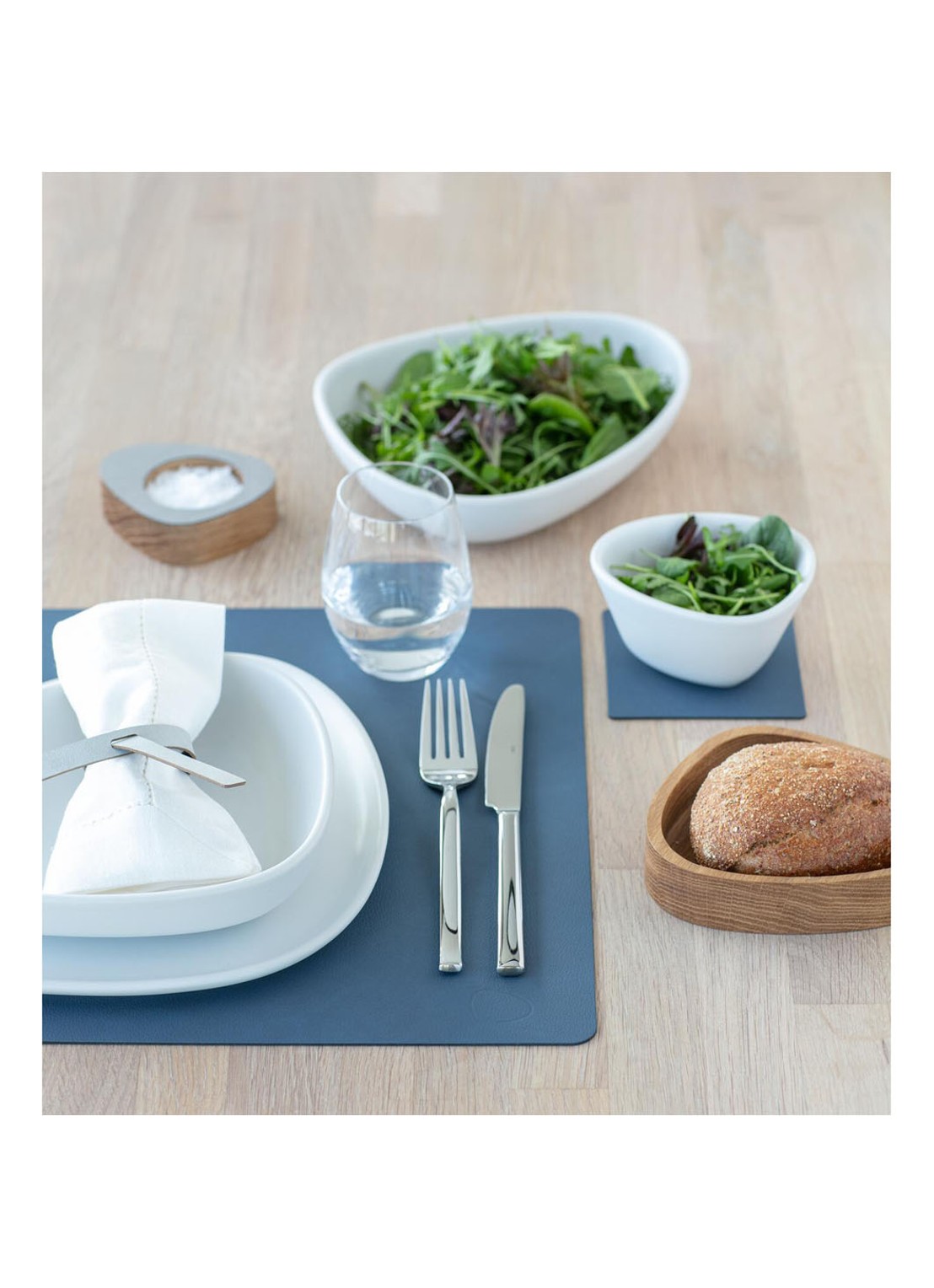 LIND DNA Table Mat placemat van leer 35 x 45 cm - detail 2 donkerblauw