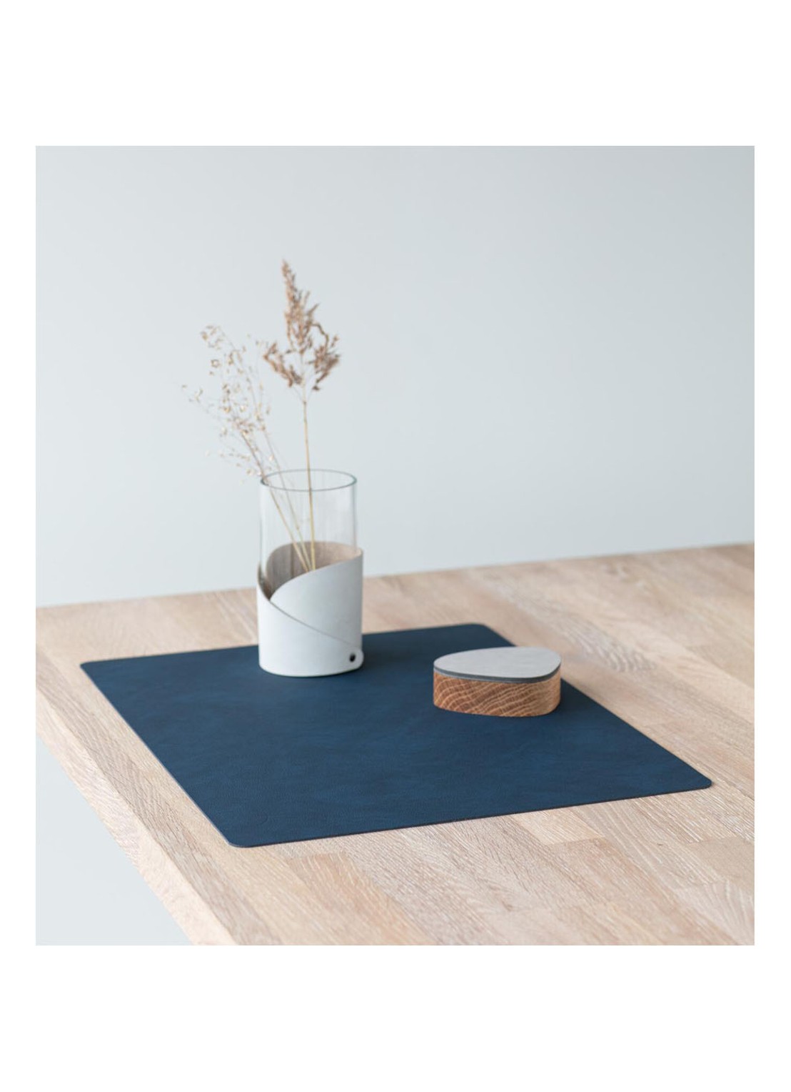 LIND DNA Table Mat Square placemat van  leer 35 x 45 cm - achterkant 3 donkerblauw