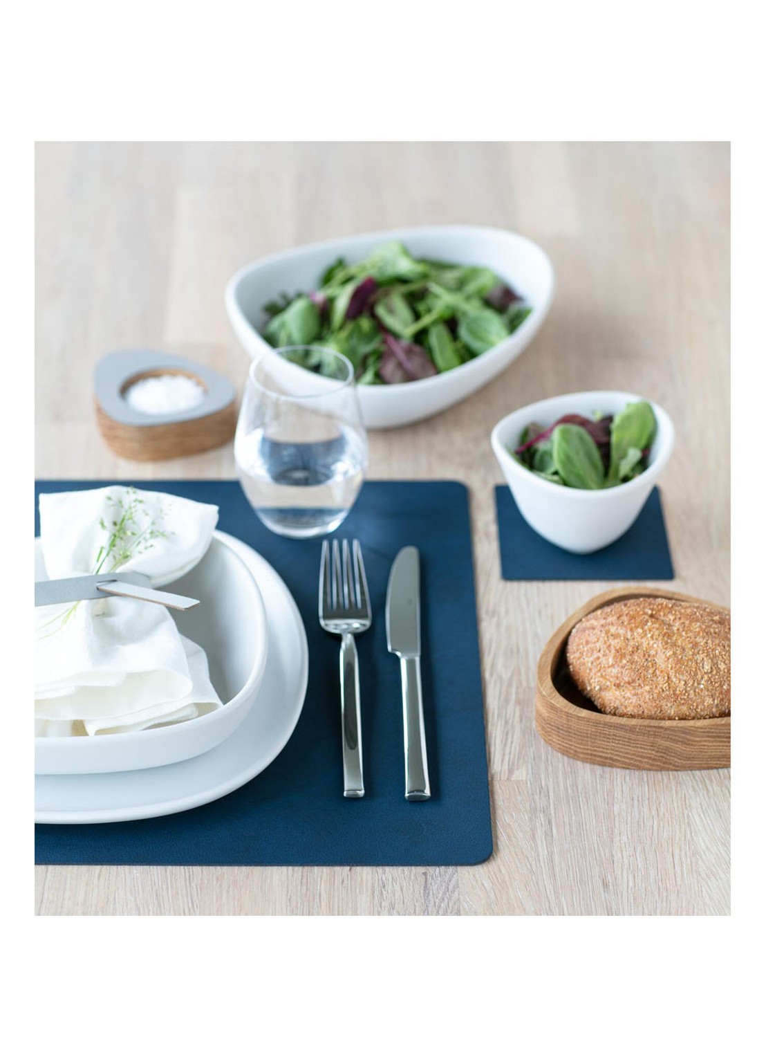 LIND DNA Table Mat Square placemat van  leer 35 x 45 cm - detail 4 donkerblauw