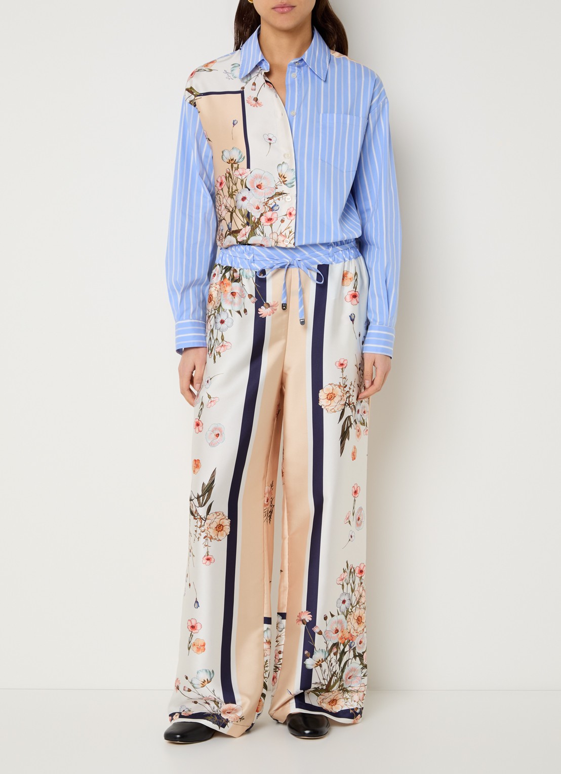 Liu Jo Blouse van satijn met bloemenprint - voorkant 3 donkerblauw