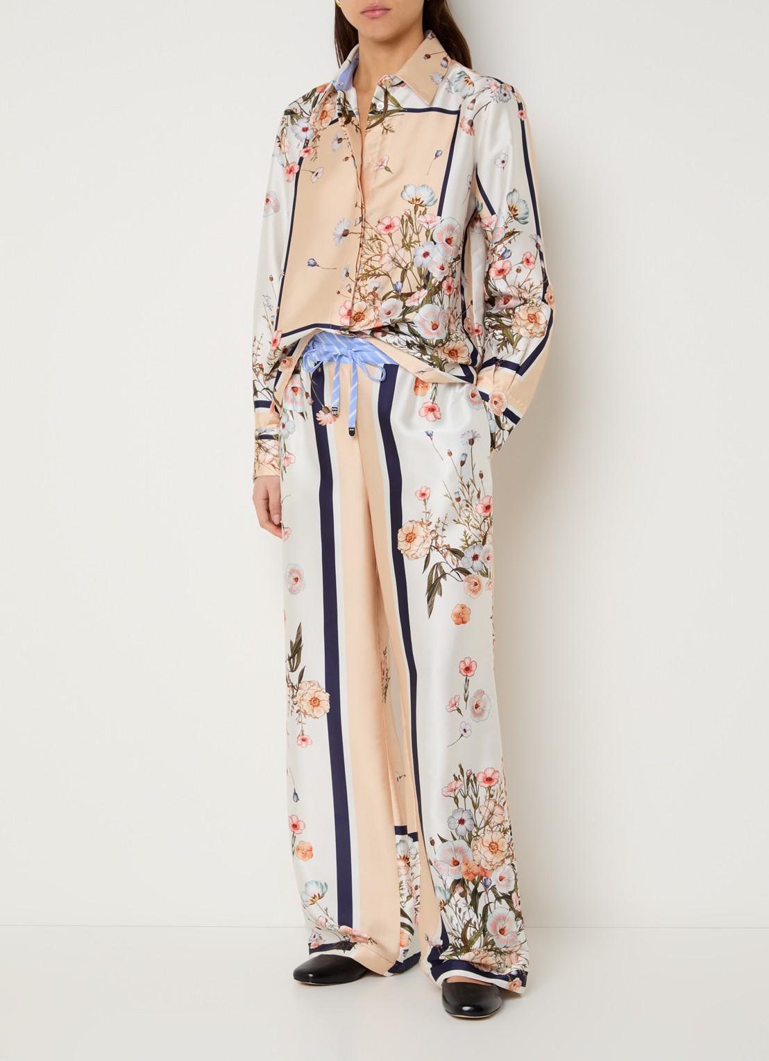 Liu Jo High waist loose fit broek van satijn met bloemenprint - voorkant 4 beige