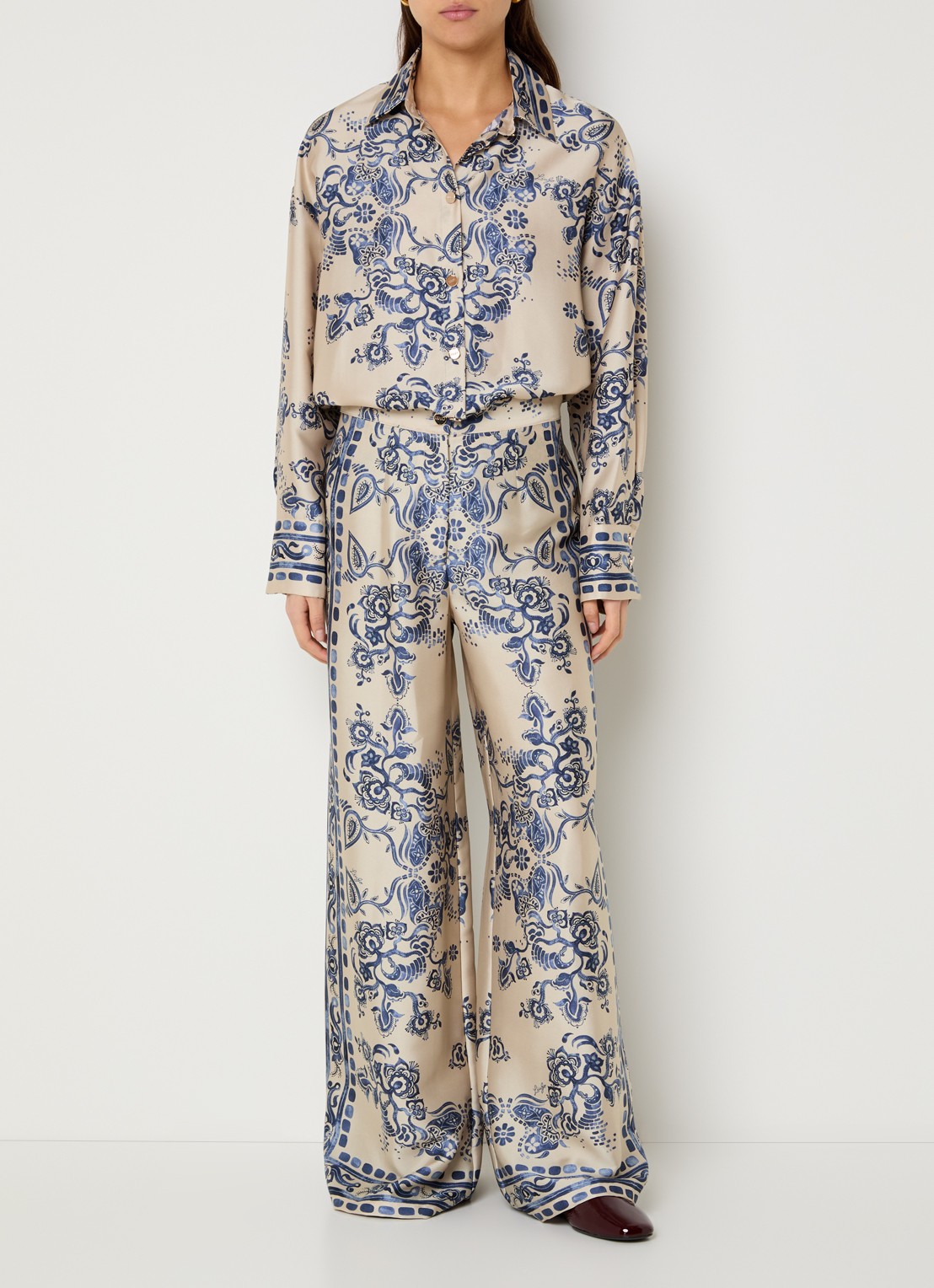 Liu Jo High waist wide fit palazzobroek van satijn met bloemenprint - voorkant 2 beige