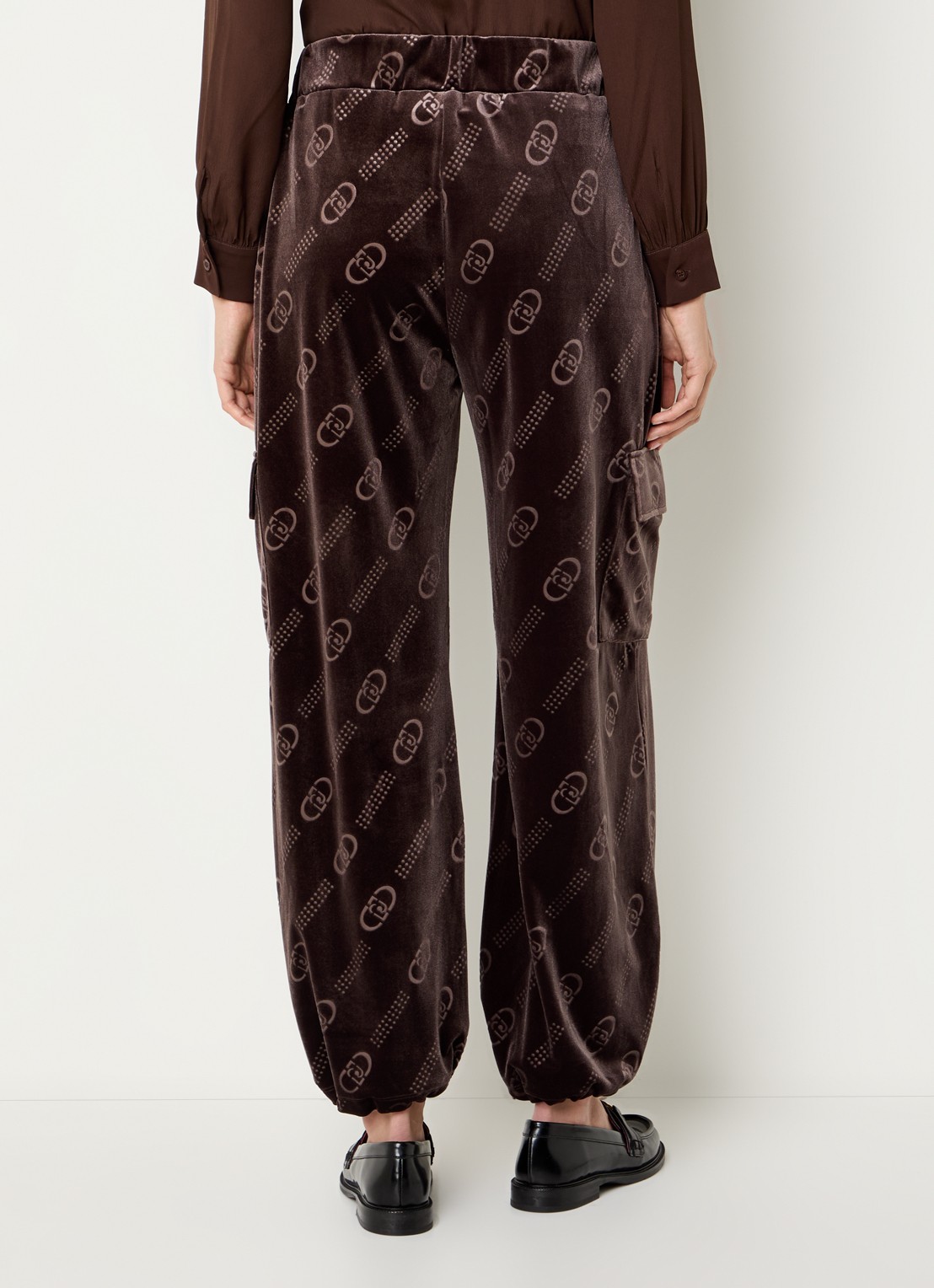 Liu Jo Mid waist tapered fit broek van fluweel met logoprint - achterkant chocoladebruin