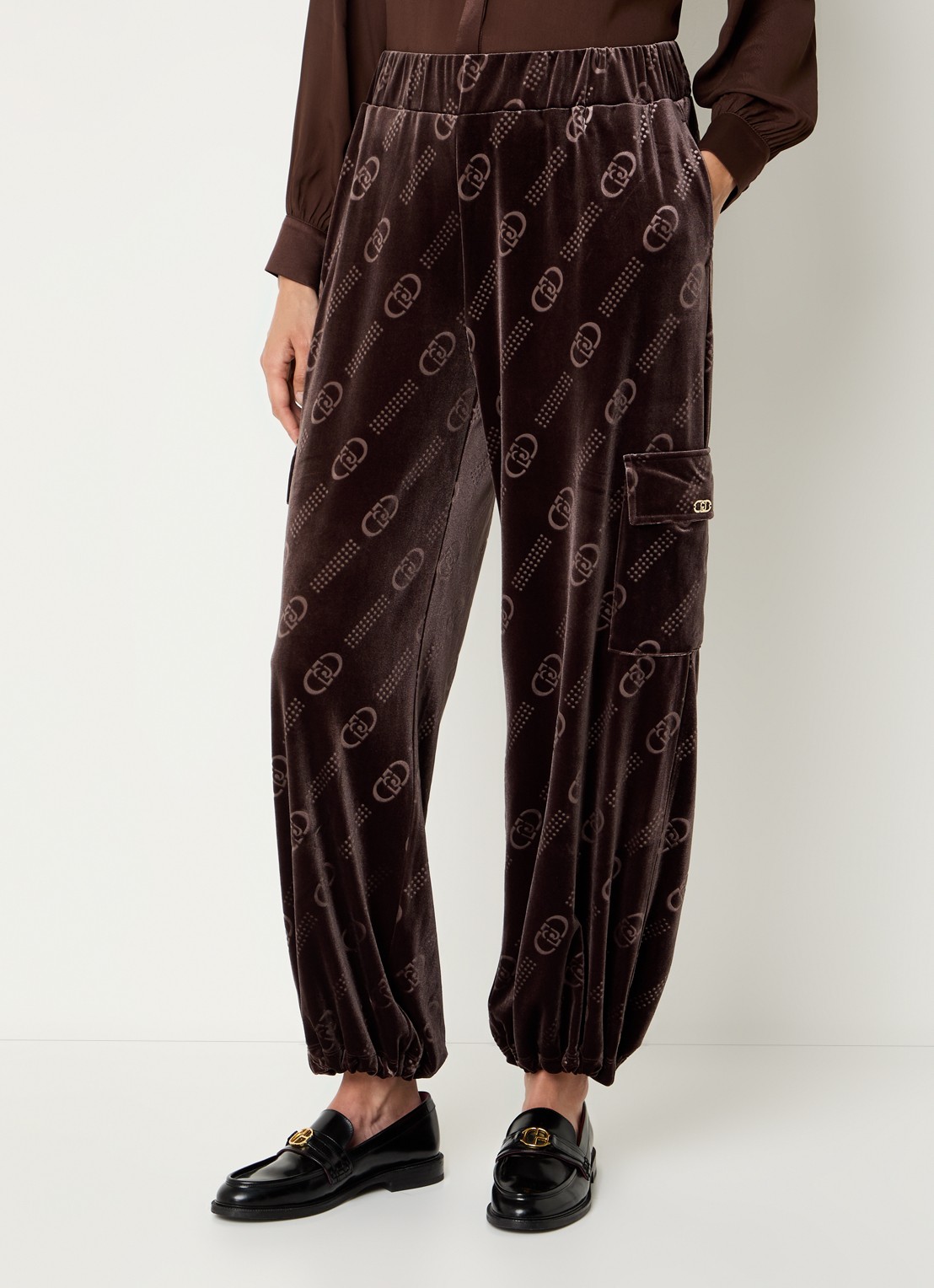 Liu Jo Mid waist tapered fit broek van fluweel met logoprint - detail 2 chocoladebruin