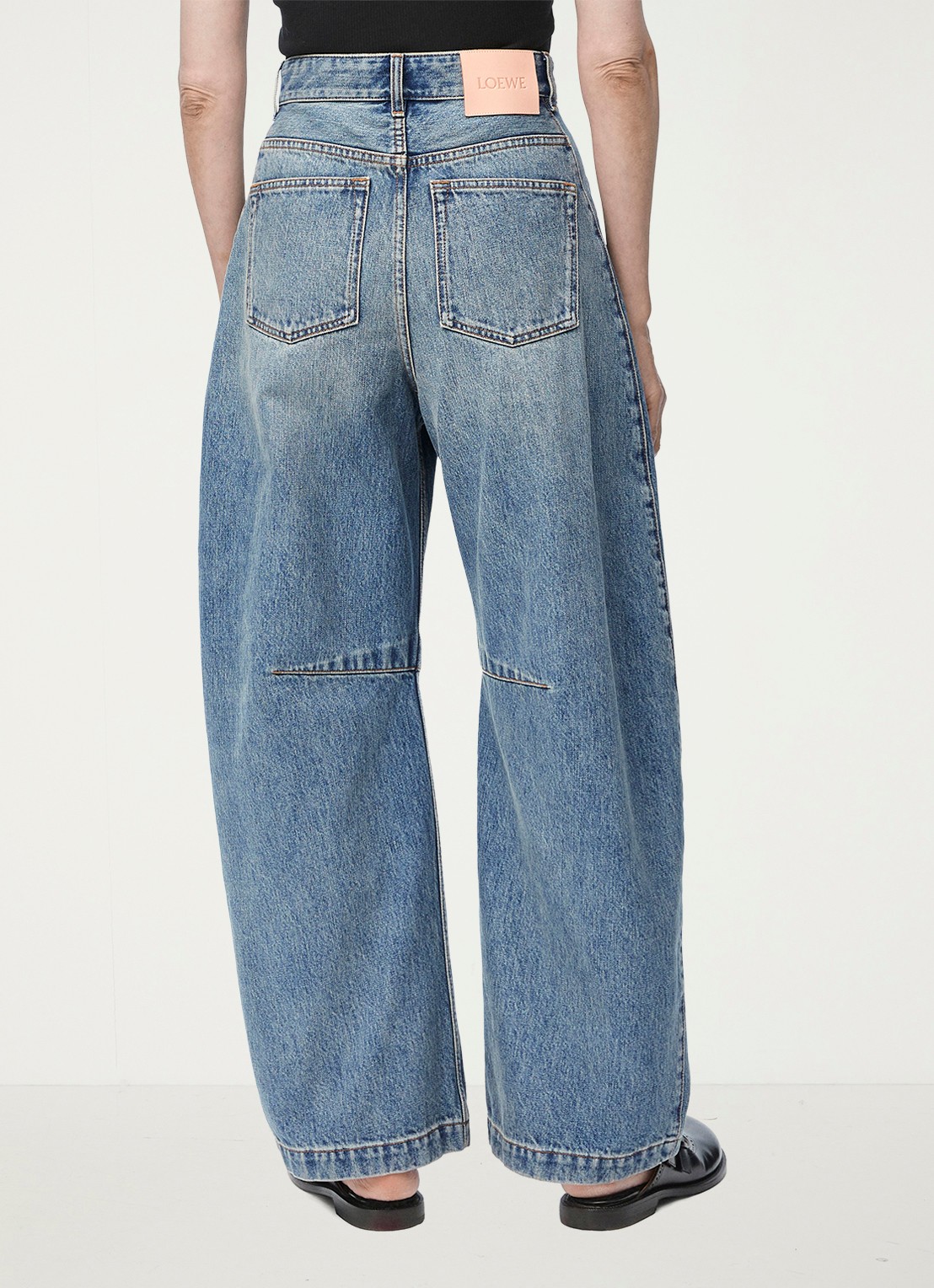 LOEWE Anagram high waist loose fit jeans met medium wassing - achterkant 5 indigo