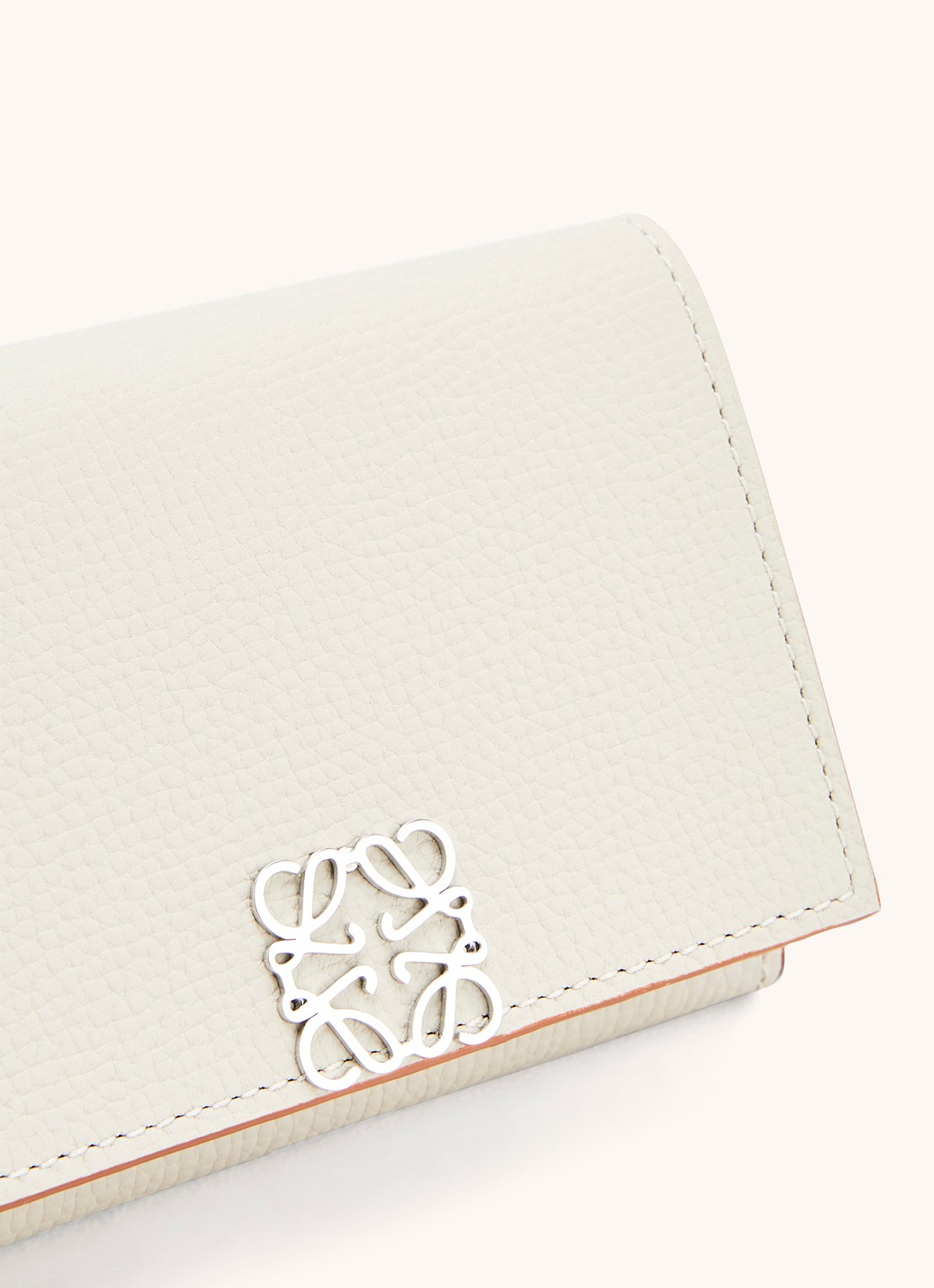 LOEWE Anagram portemonnee van kalfsleer - detail 3 gebroken wit